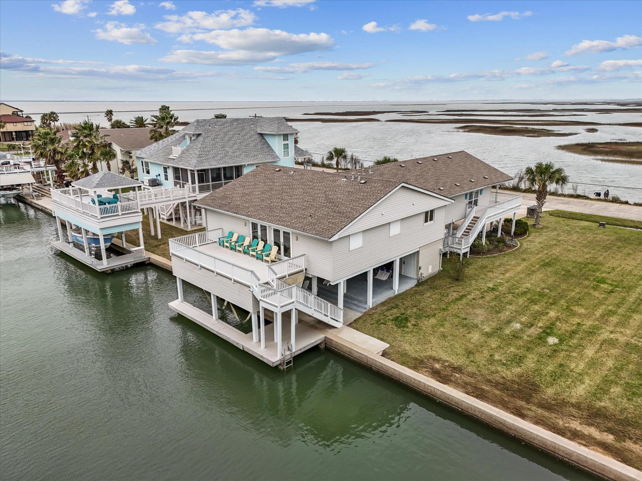 4231 Jolly Roger Rd, Jamaica Beach, TX 77554
