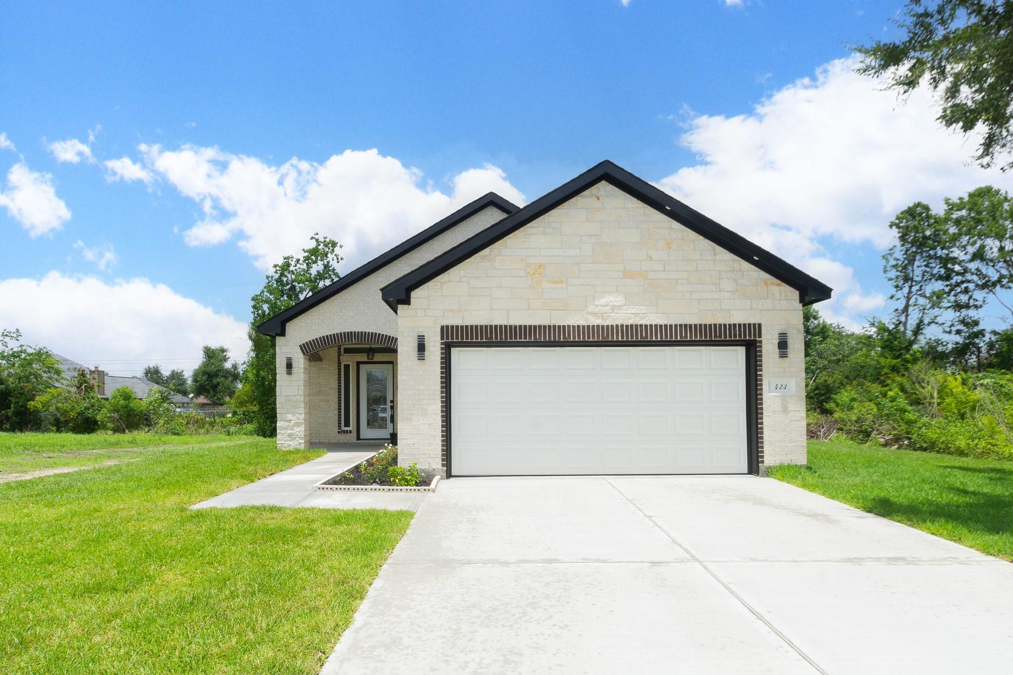 423 Manor Ave, Arcola, TX 77583