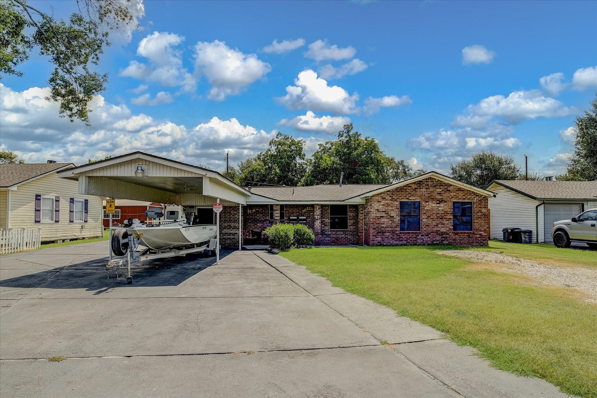 120 Fern Ln, Highlands, TX 77562