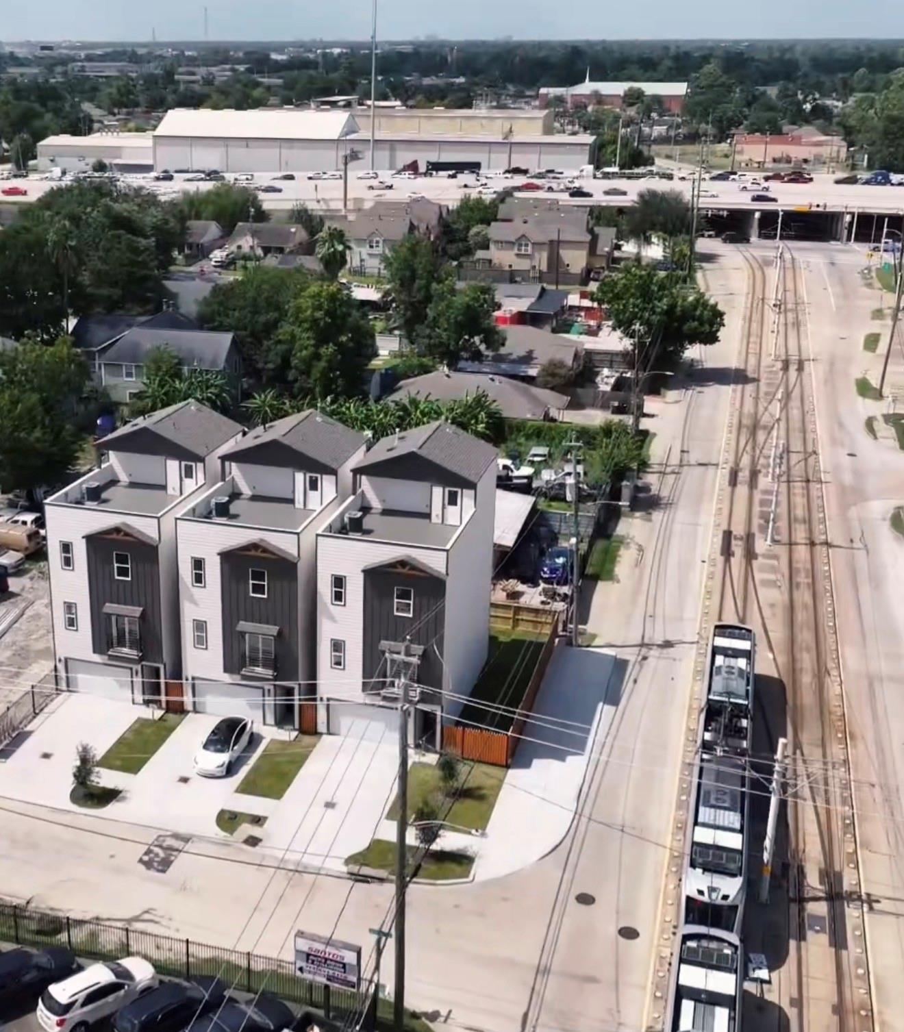 102 Sylvester Rd, Houston, TX 77009
