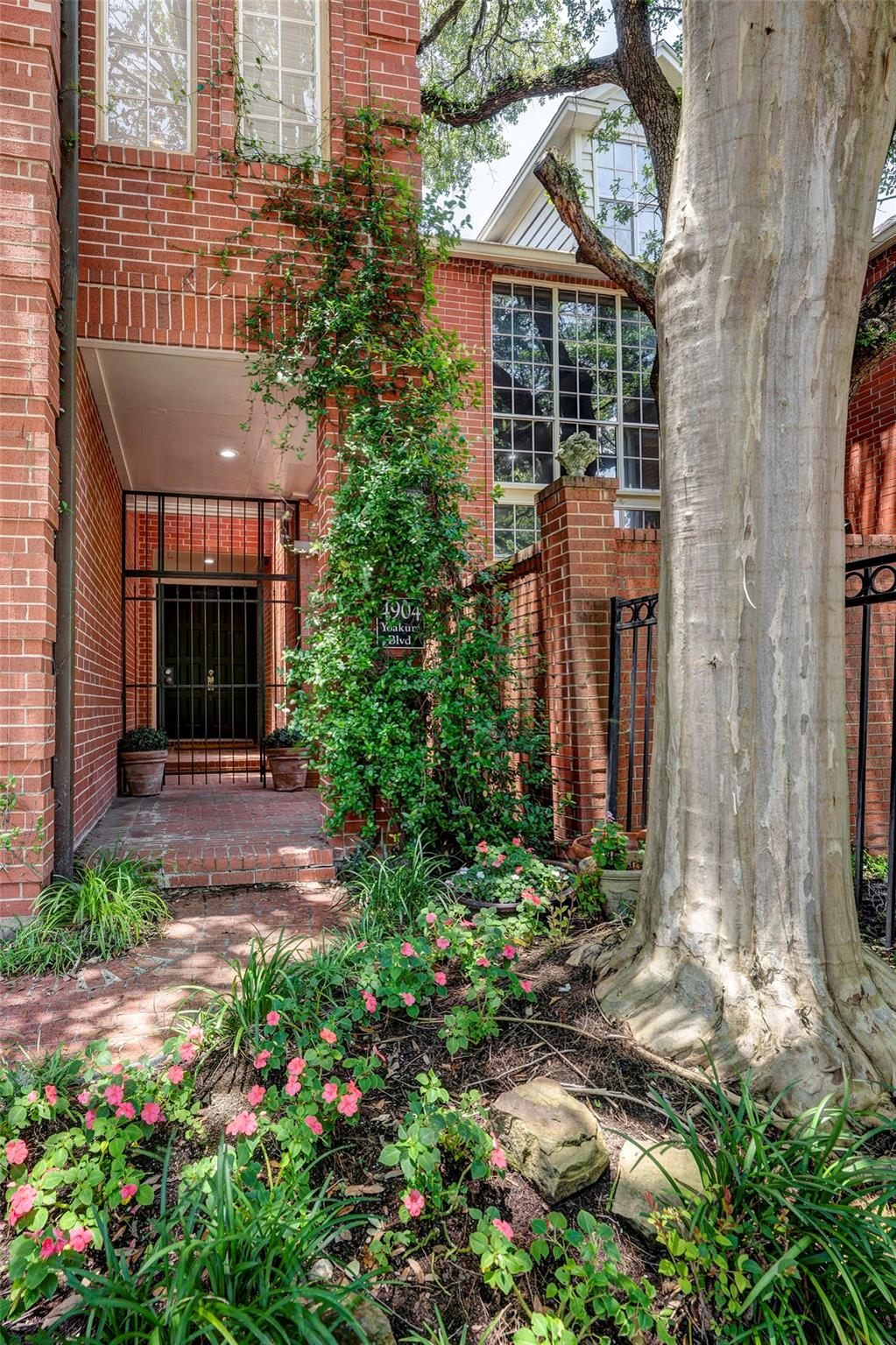 4904 Yoakum Blvd, Houston, TX 77006 photo