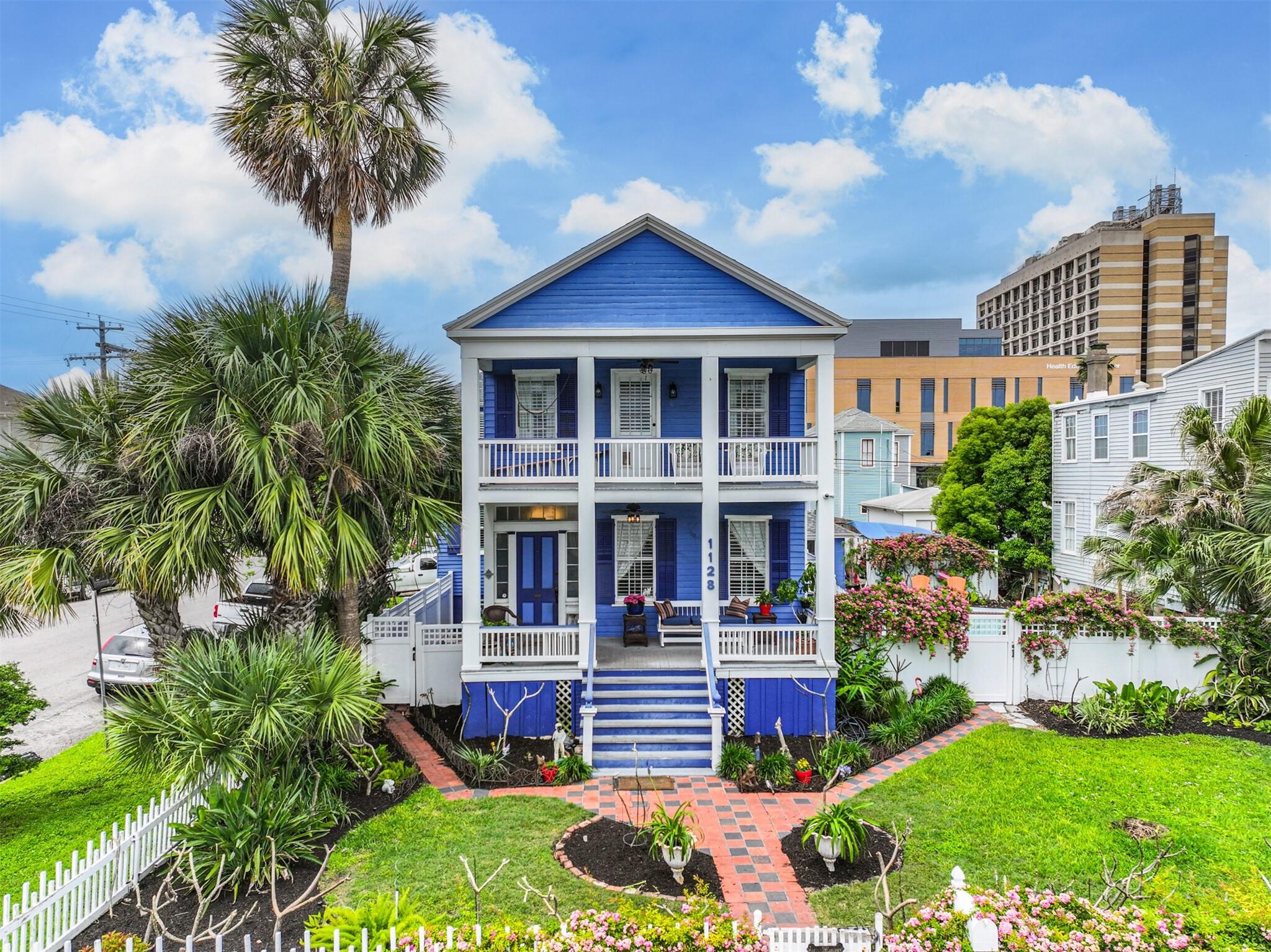 1128 Post Office Park St, Galveston, TX 77550