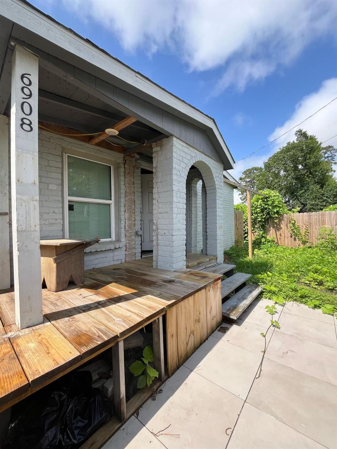 6908 Larkstone St, Houston, TX 77028