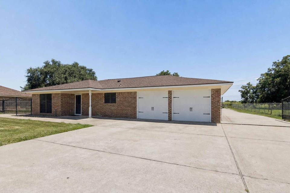 1534 Sterling Dr, Baytown, TX 77523 photo