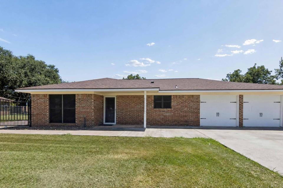 1534 Sterling Dr, Baytown, TX 77523