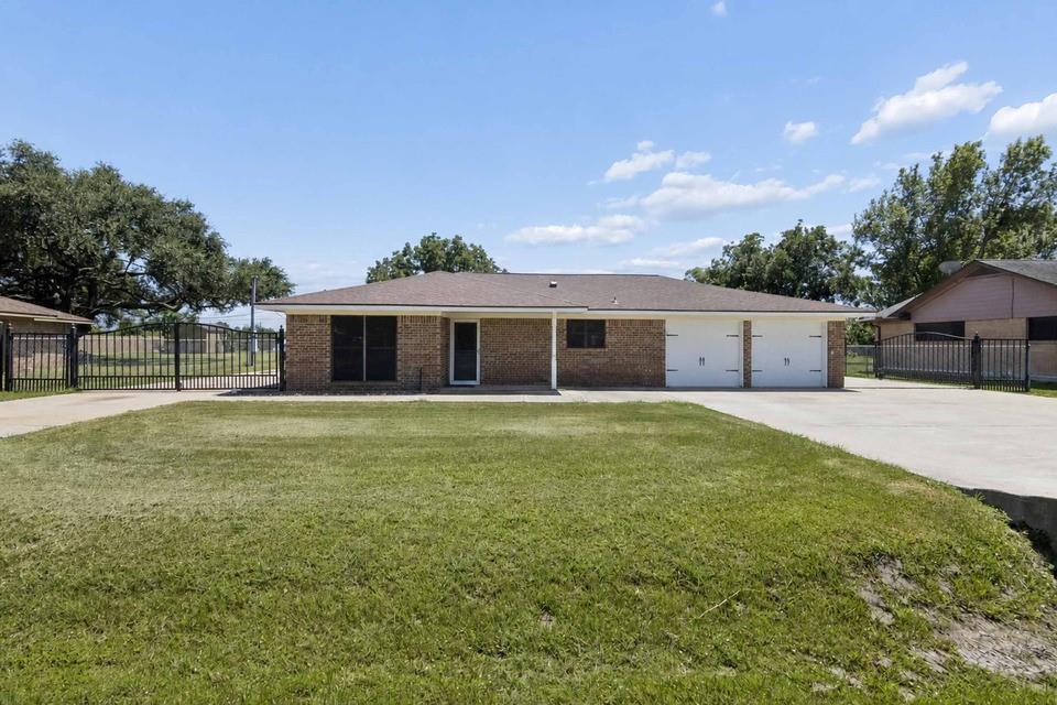 1534 Sterling Dr, Baytown, TX 77523 photo