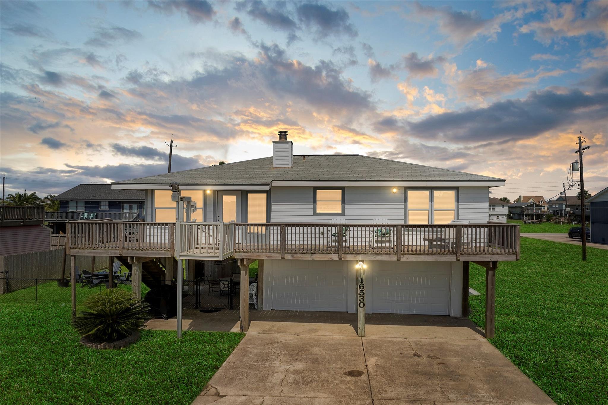 16530 Captain Kidd Rd, Jamaica Beach, TX 77554