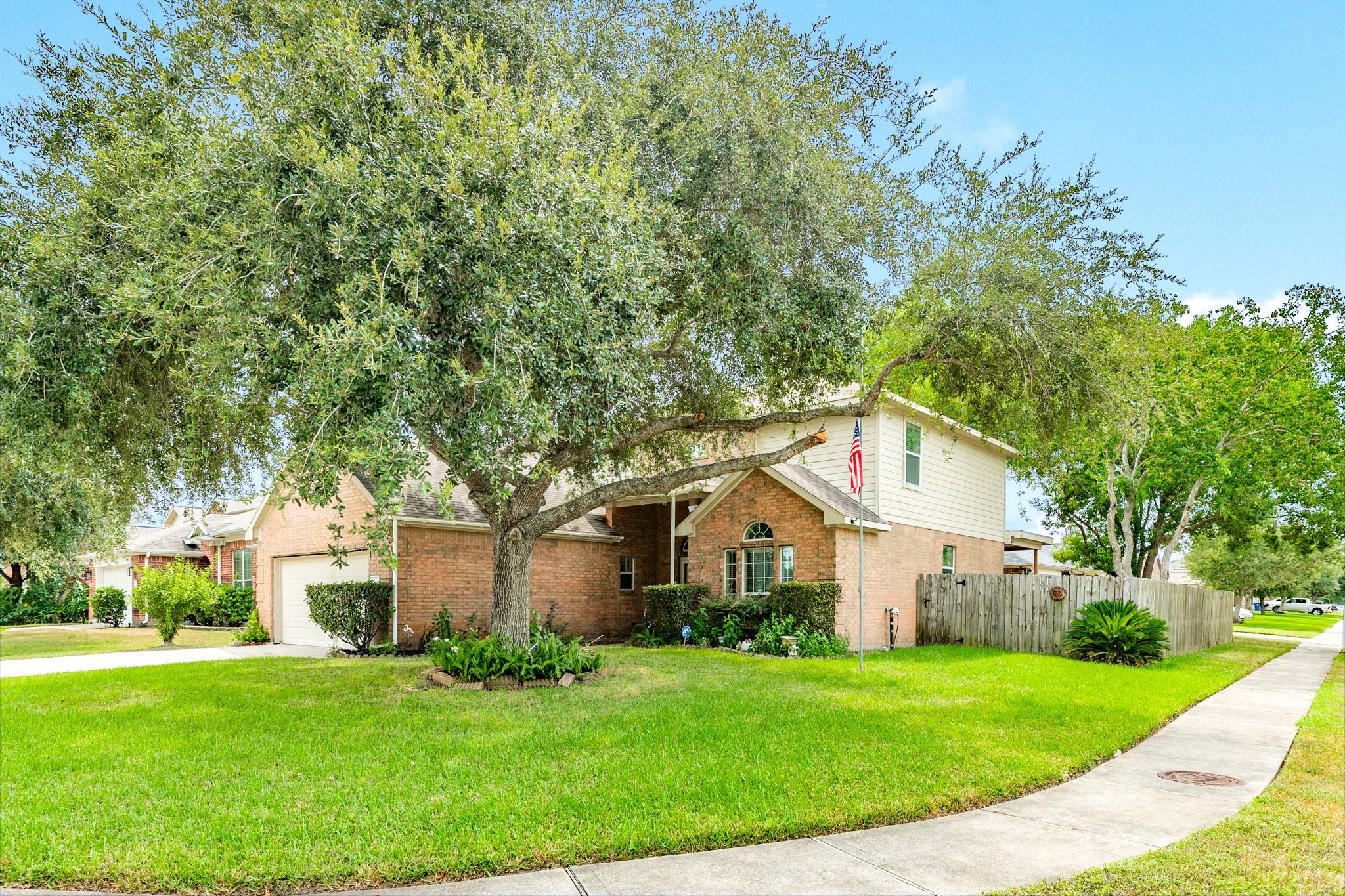 201 Golden Oak Dr, Texas City, TX 77591