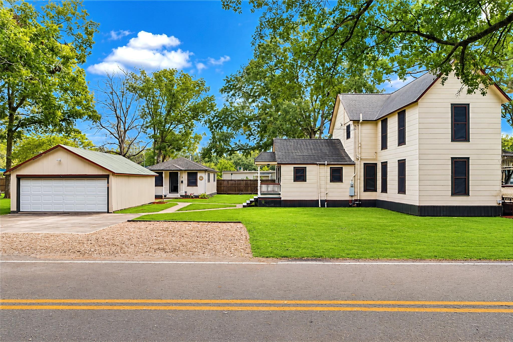 816 W Adoue St, Alvin, TX 77511 photo