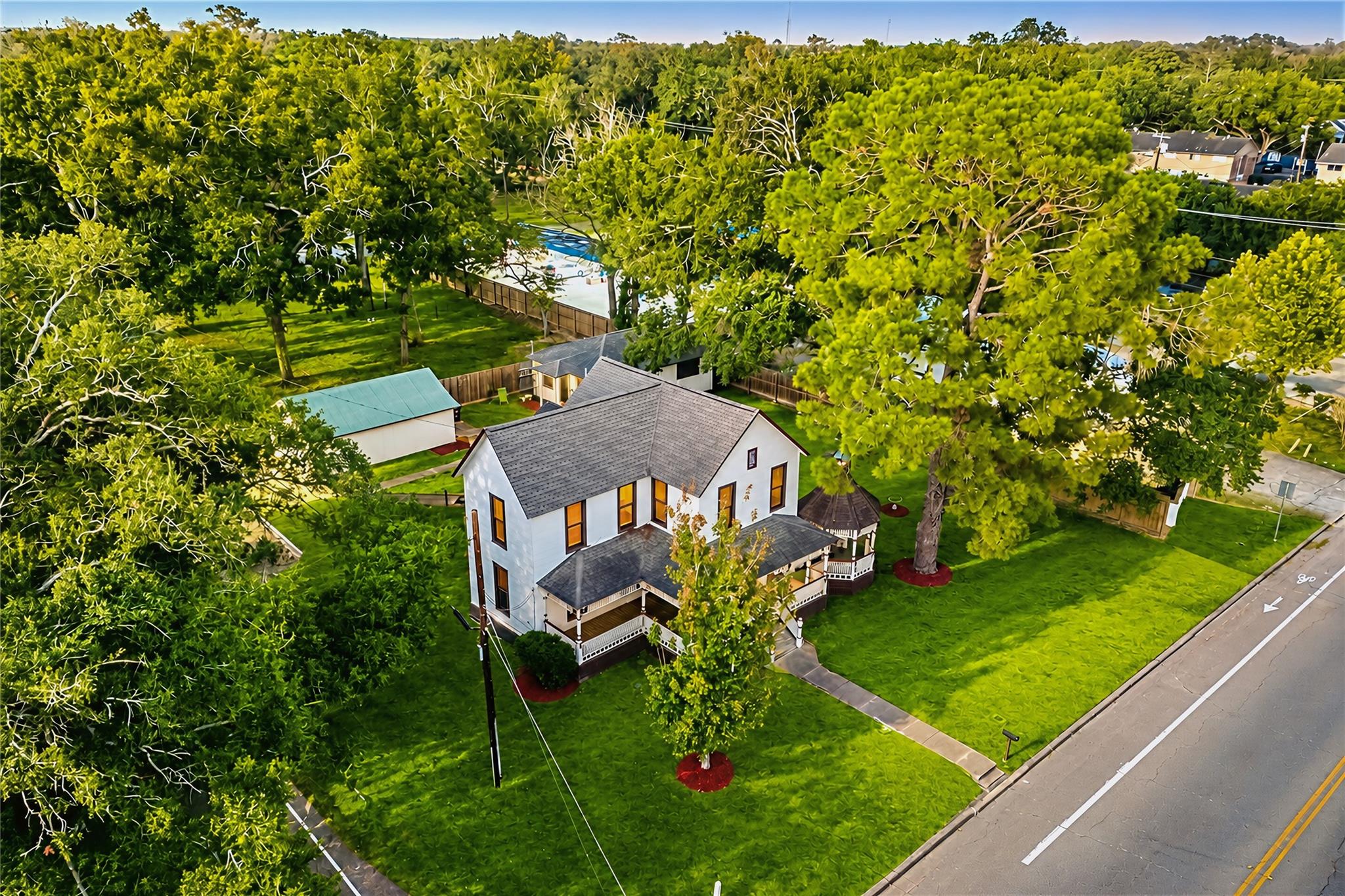 816 Adoue St, Alvin, TX 77511