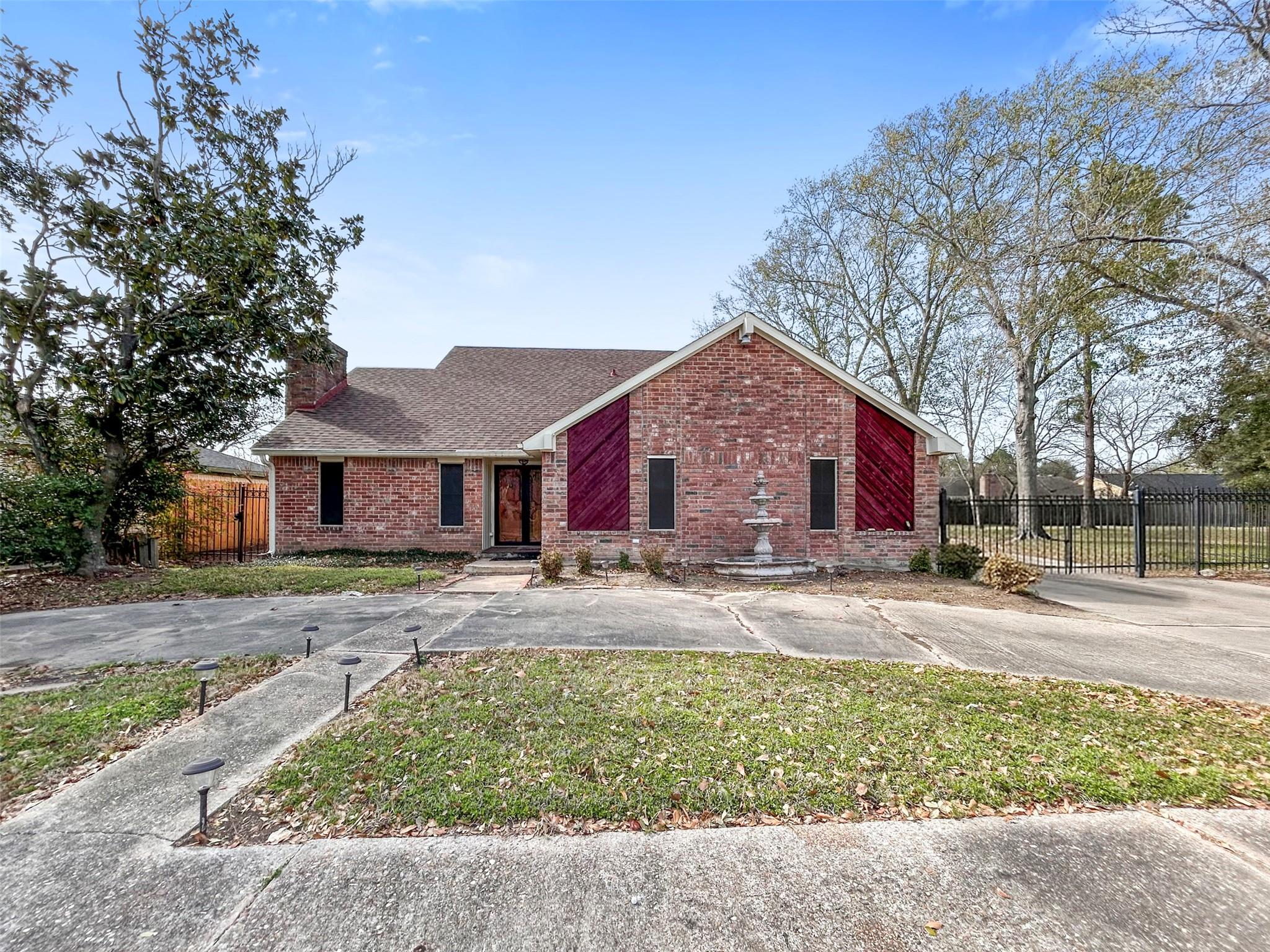 10614 Huntington Point Dr, Houston, TX 77099