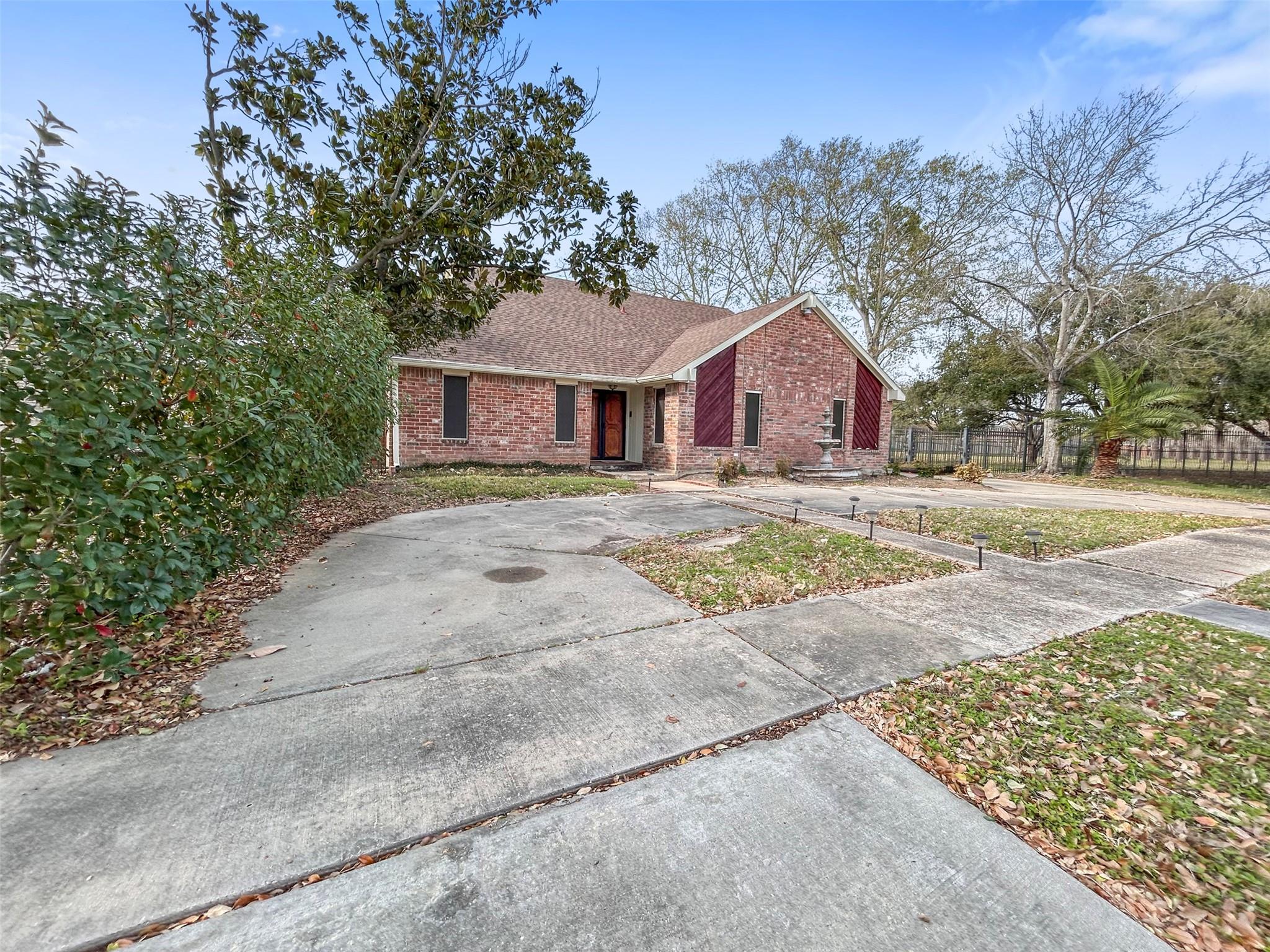 10614 Huntington Point Dr, Houston, TX 77099 photo
