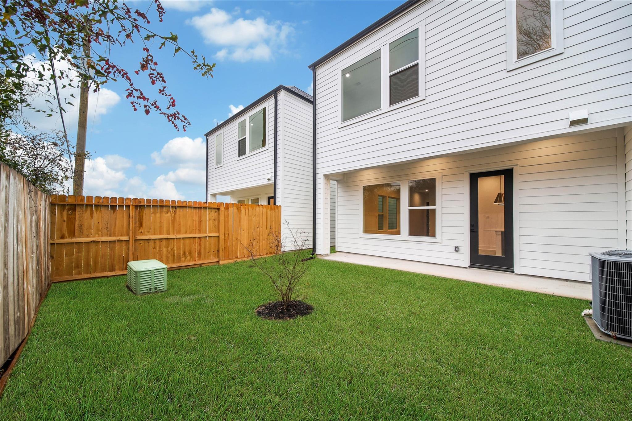 7627 Inwood Grove Ln, Houston, TX 77088 photo