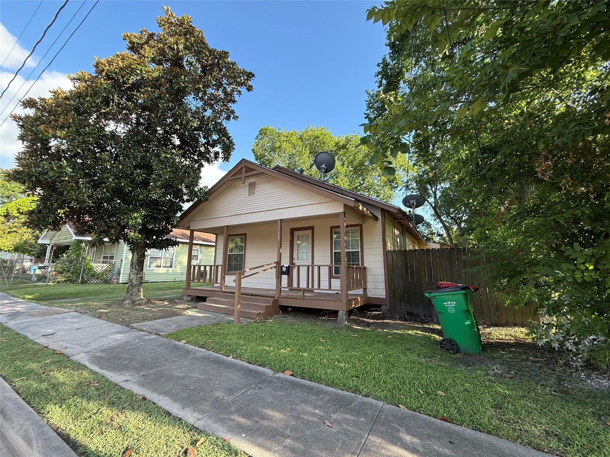 17 James St, Baytown, TX 77520