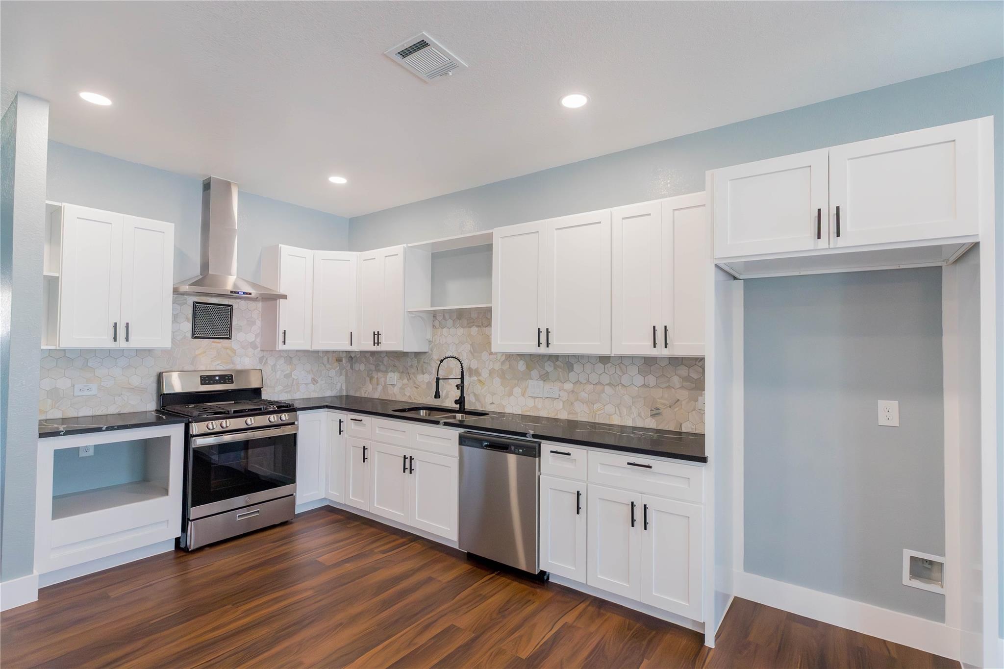 818 Westshire Dr, Houston, TX 77013 photo