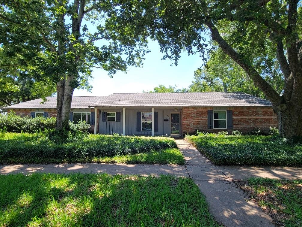 802 Seafoam Rd, Houston, TX 77062