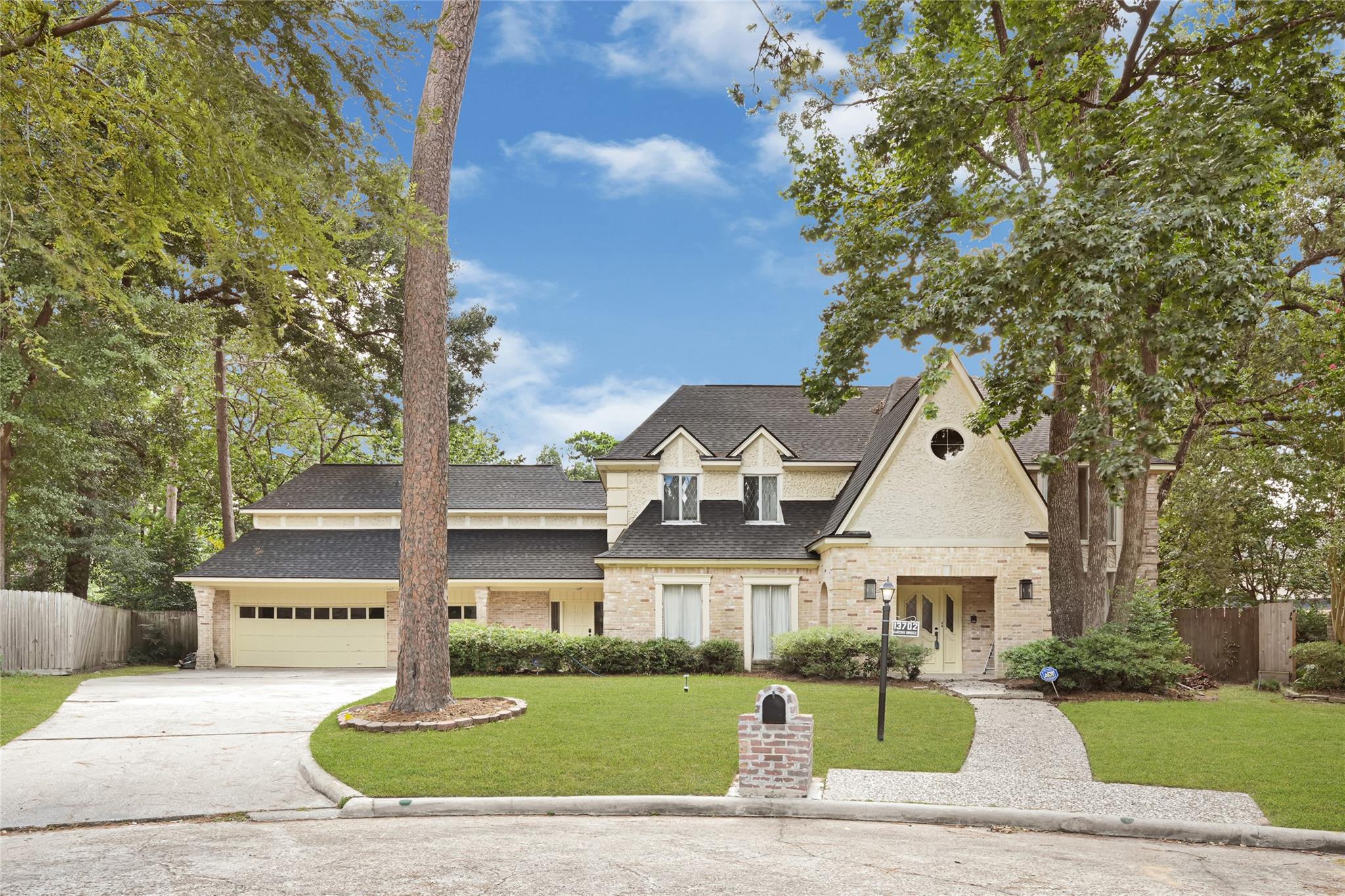 13702 Barons Bridge Dr, Houston, TX 77069