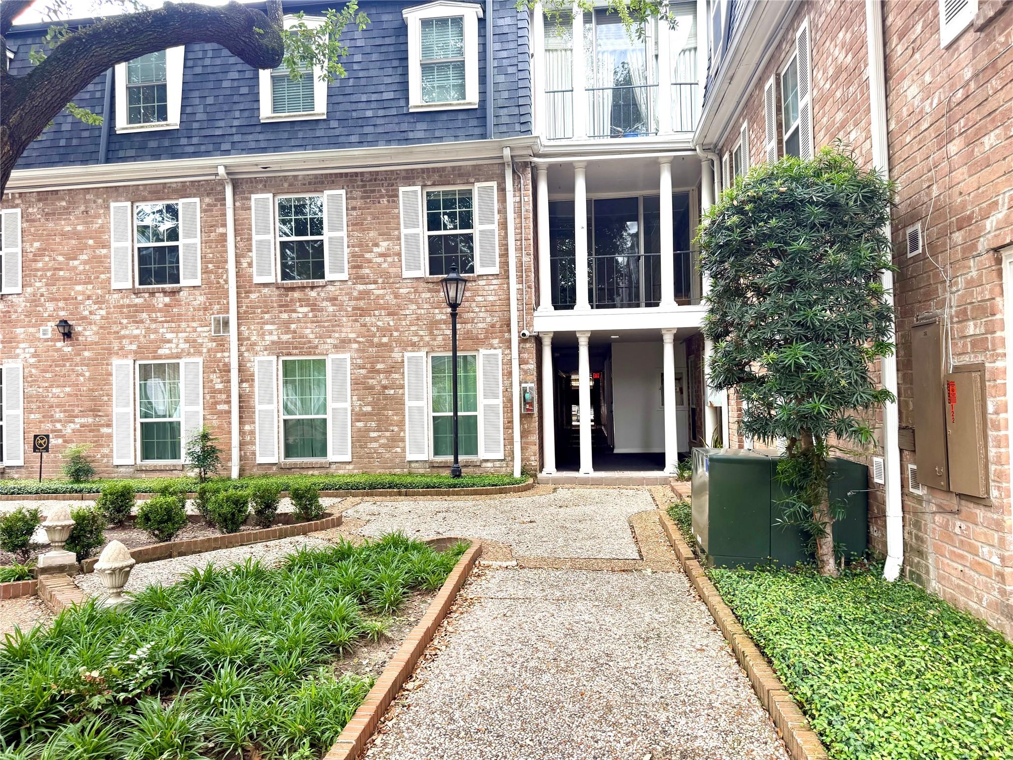 359 Post Oak Ln, Houston, TX 77024