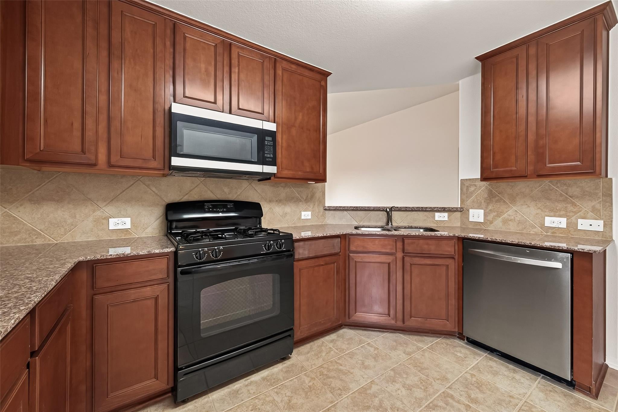 4714 Lake Rim Dr, Alvin, TX 77511 photo