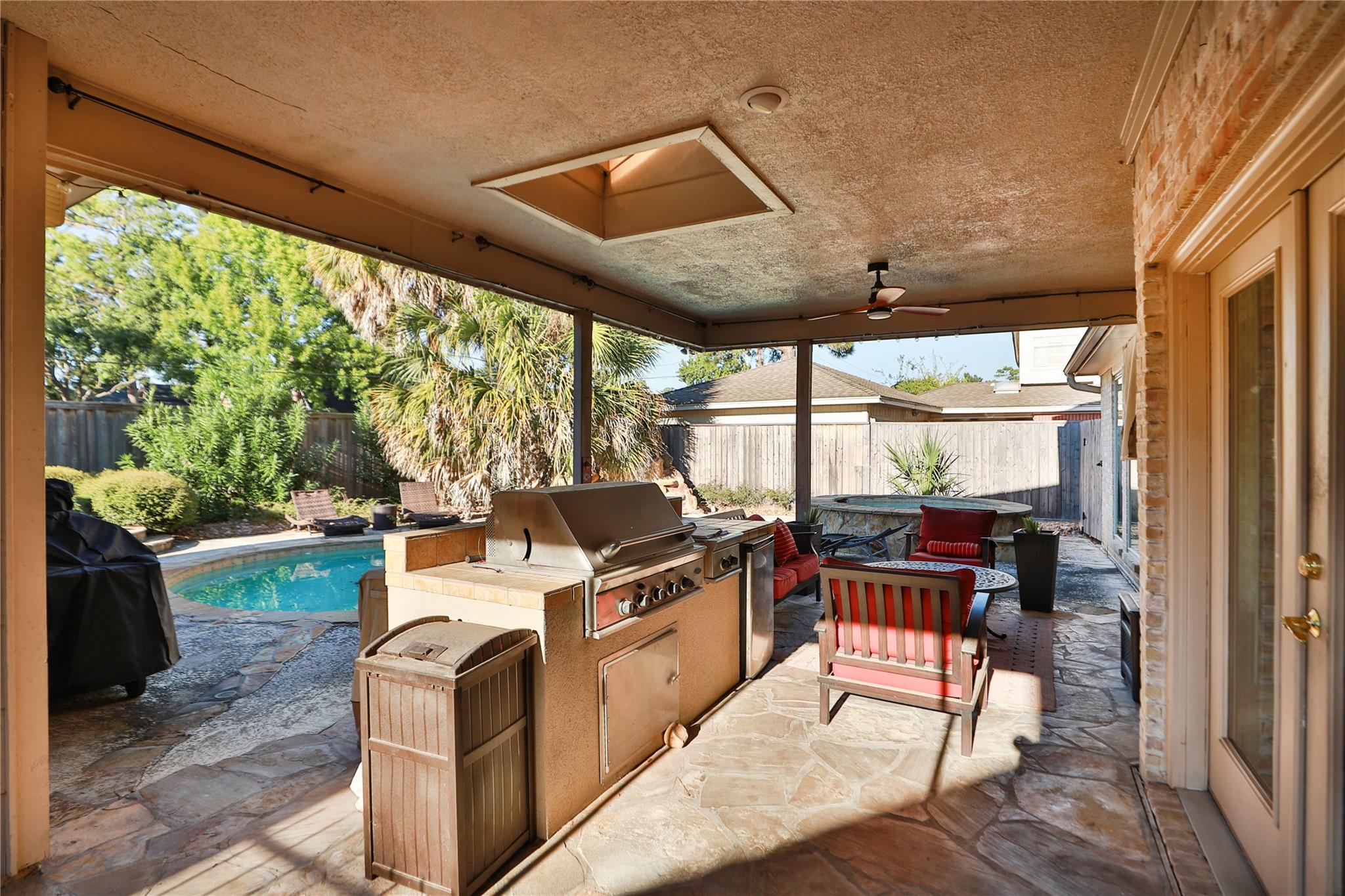 6726 Seinfeld Ct, Houston, TX 77069 photo