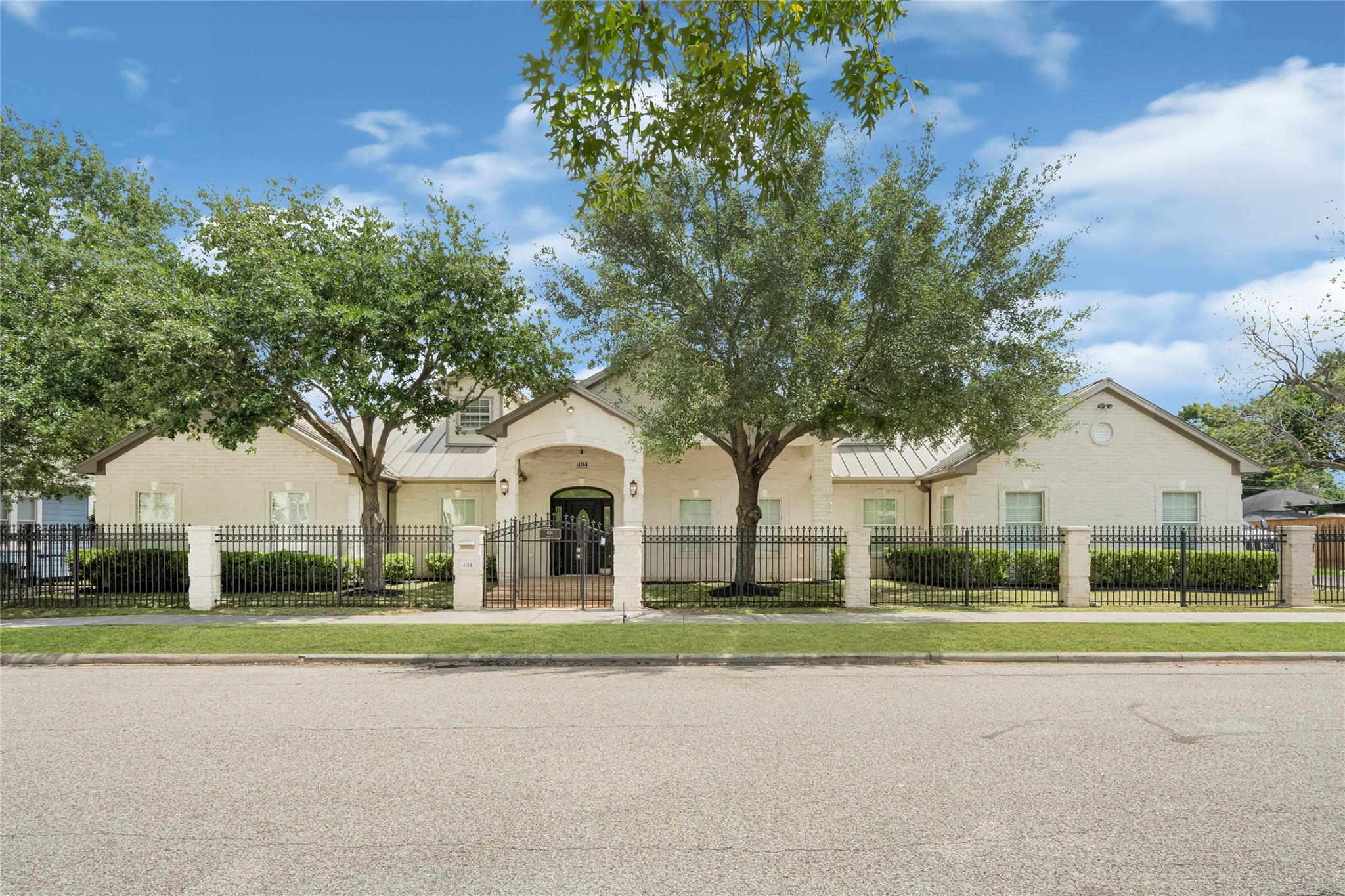 404 Moss St, Houston, TX 77009 photo