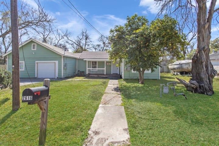 2616 46 St, Dickinson, TX 77539