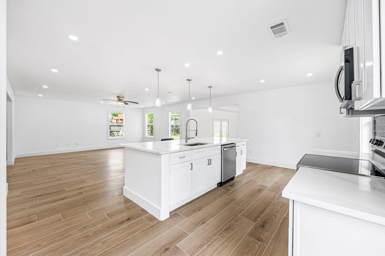 1214 Main St, Alvin, TX 77511 photo