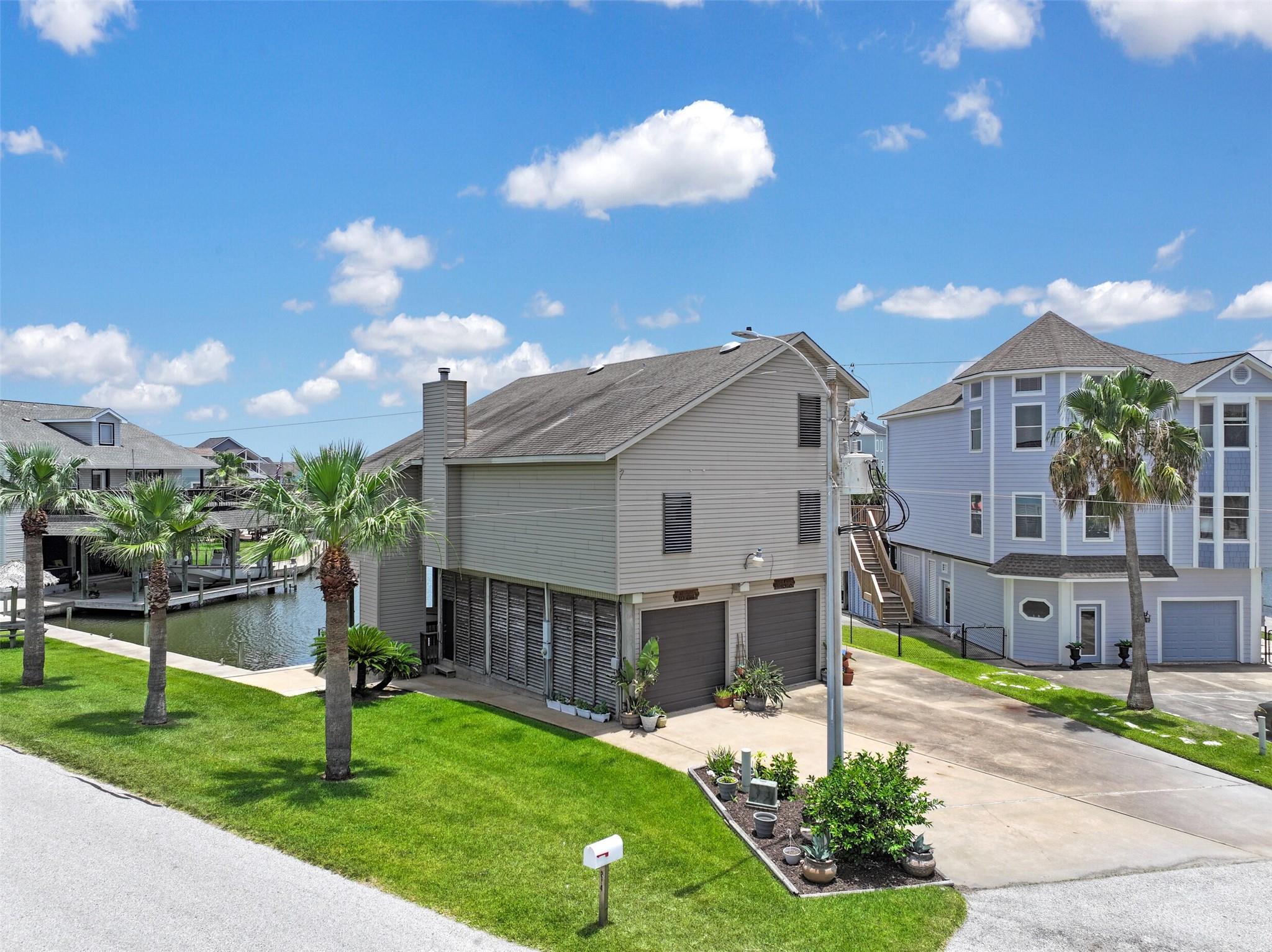 214 Easterly Dr, Tiki Island, TX 77554 photo