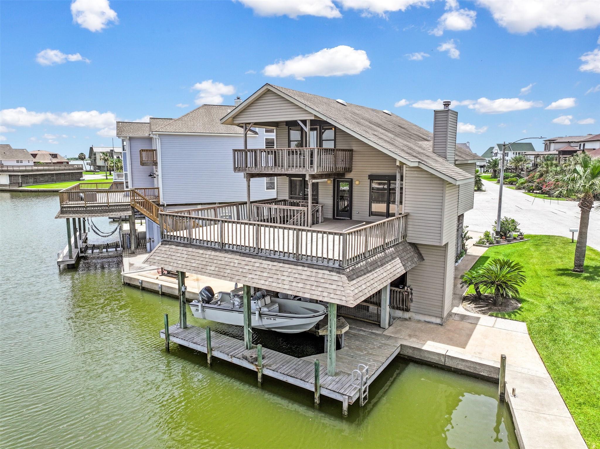 214 Easterly Dr, Tiki Island, TX 77554