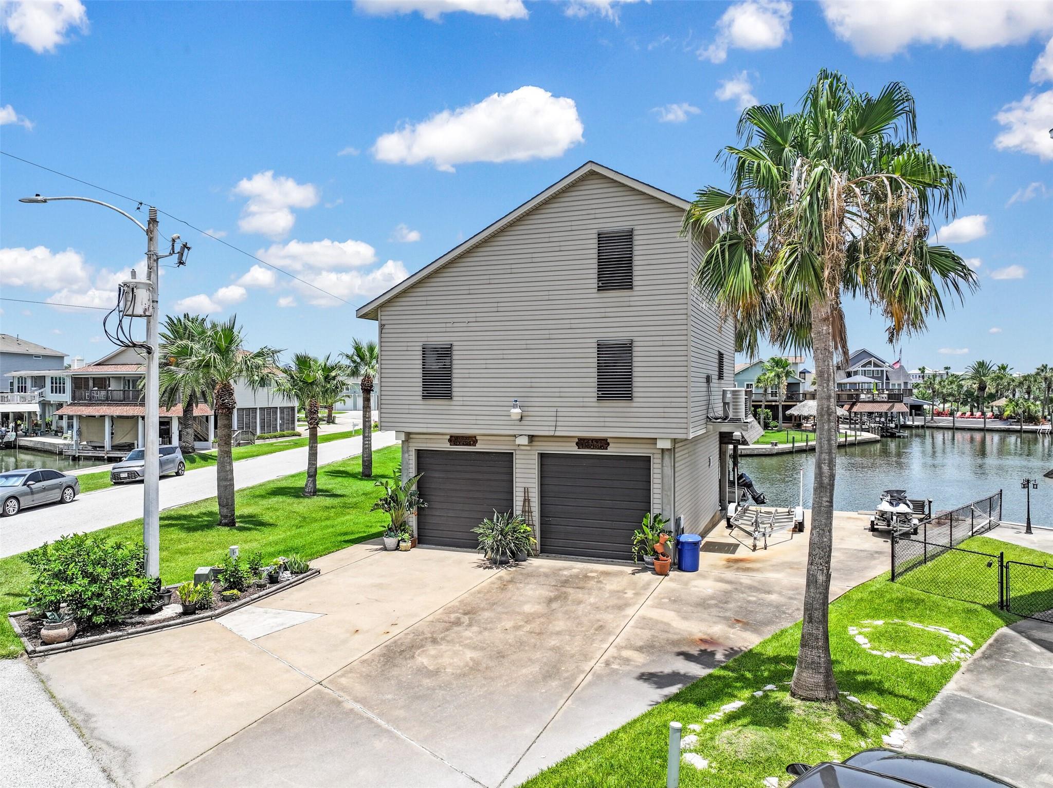 214 Easterly Dr, Tiki Island, TX 77554 photo