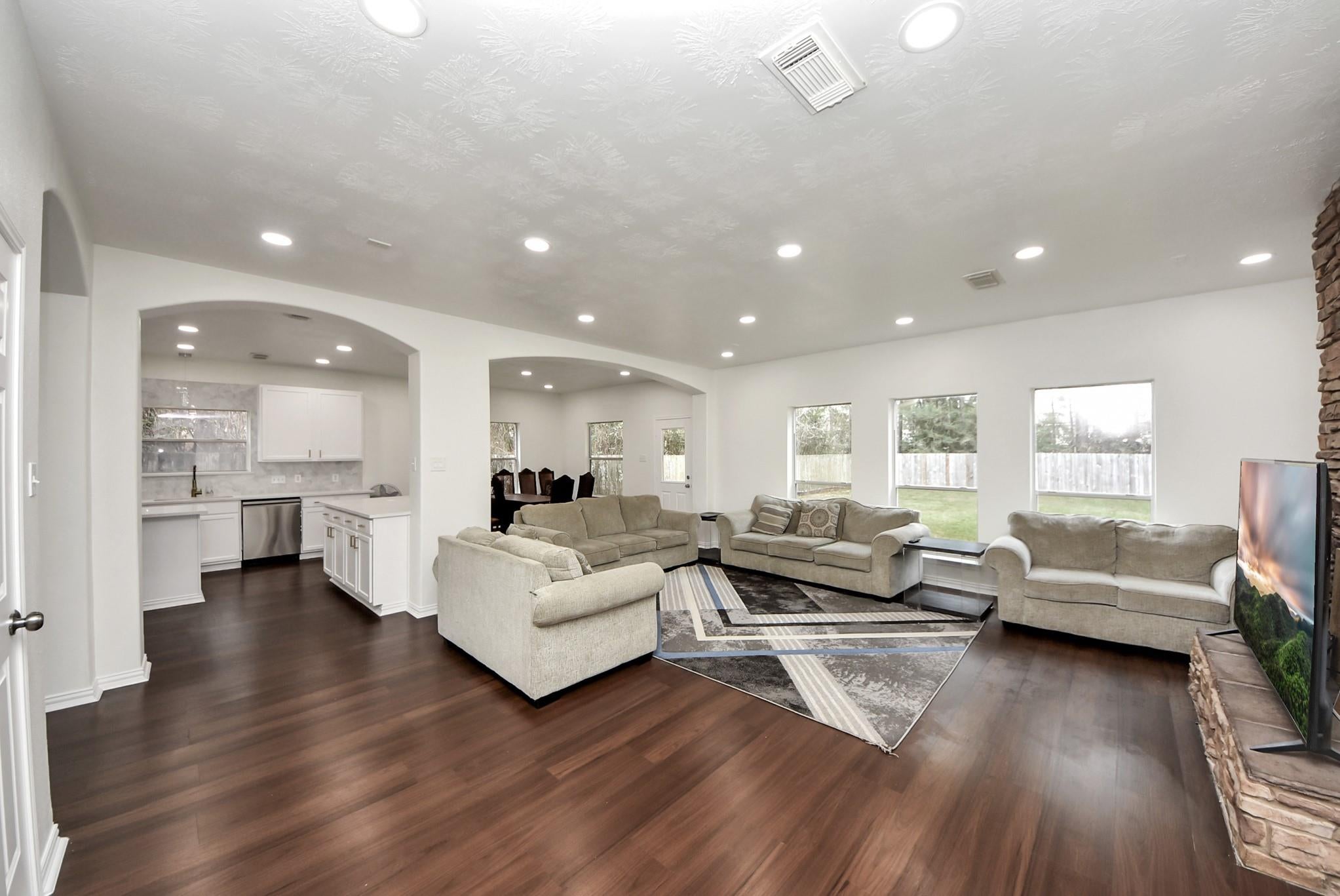 915 Hinsdale, Magnolia, TX 77354