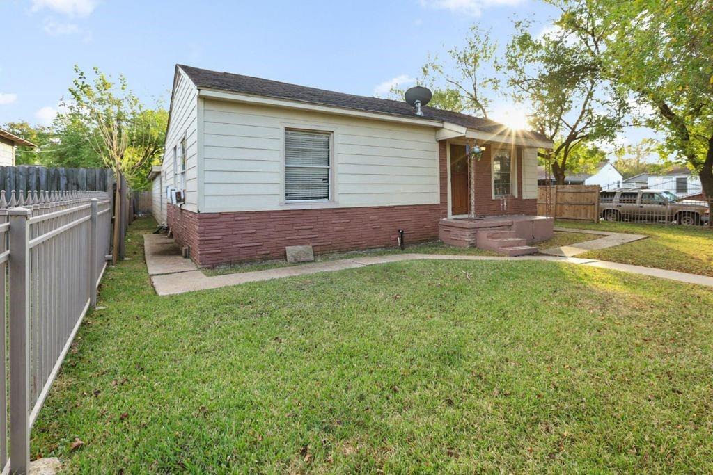 2111 3 St, Galena Park, TX 77547