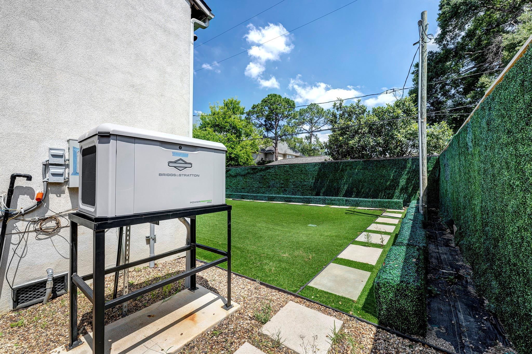 4704 Willow St, Bellaire, TX 77401 photo