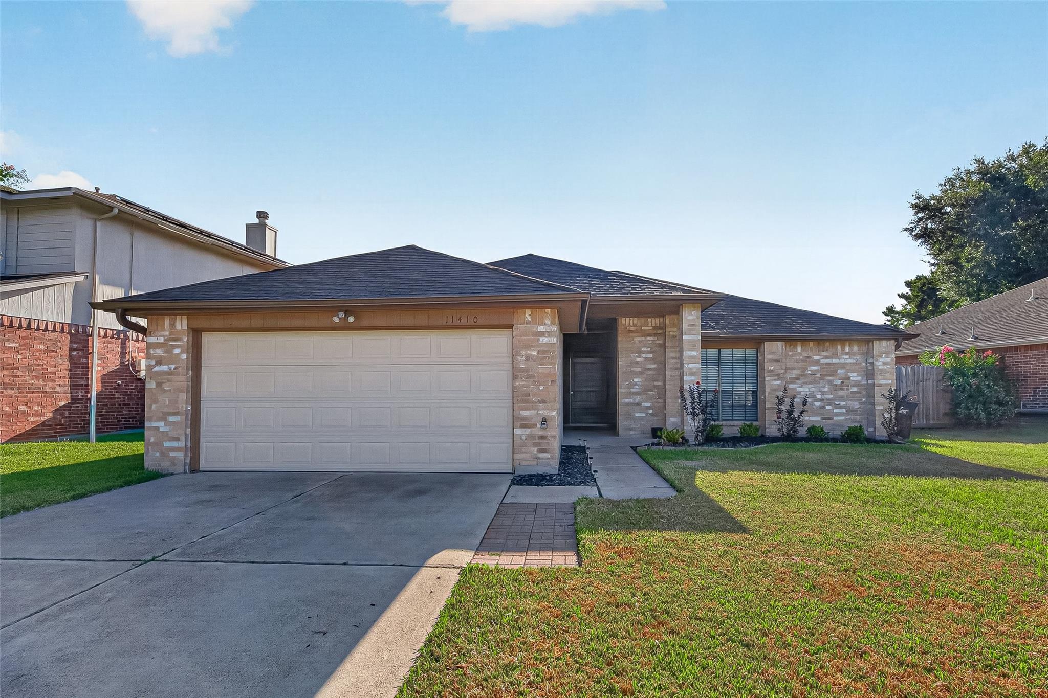 11410 Sunny Creek Dr, Houston, TX 77066