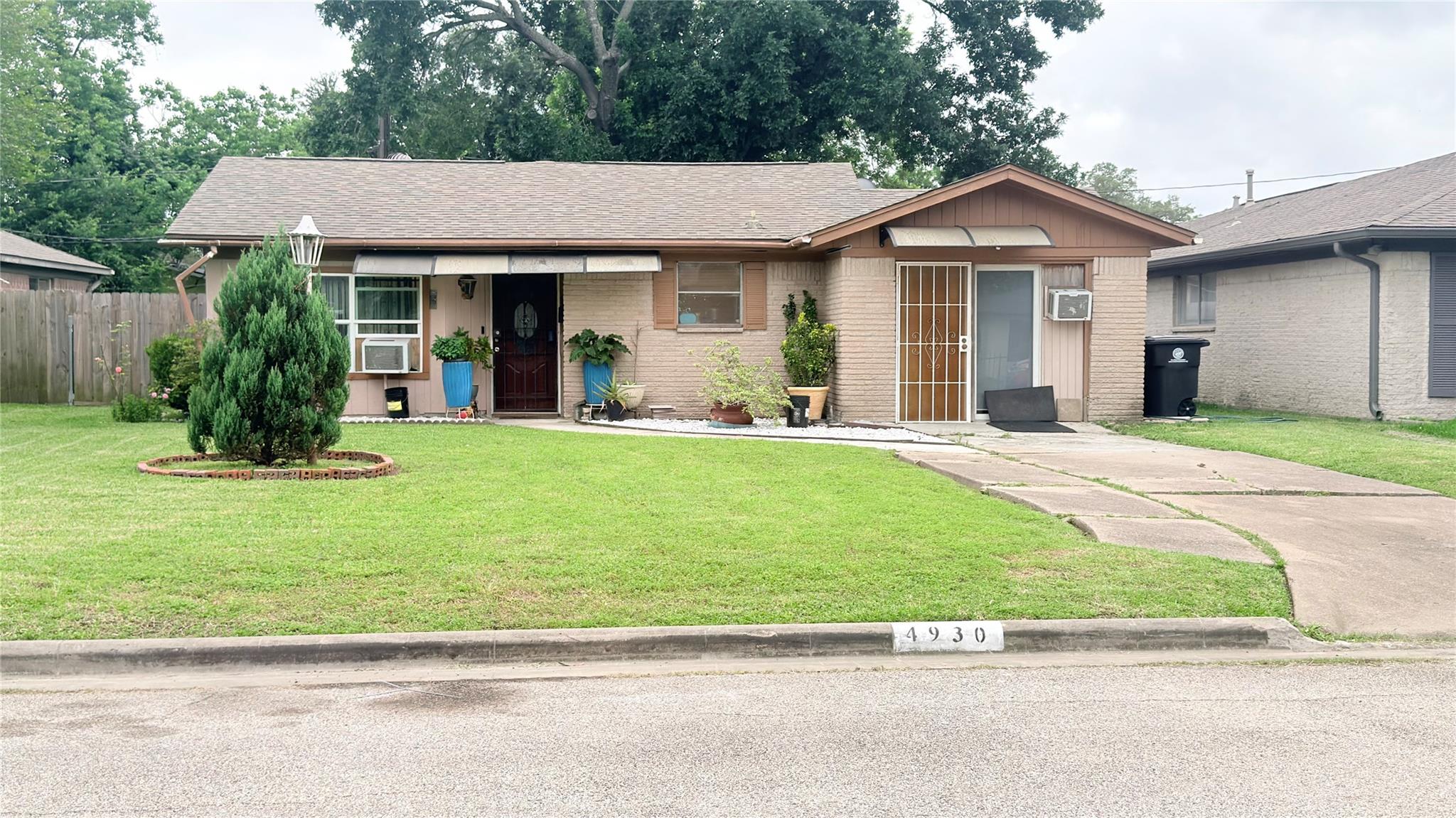 4930 Teton St, Houston, TX 77033 photo