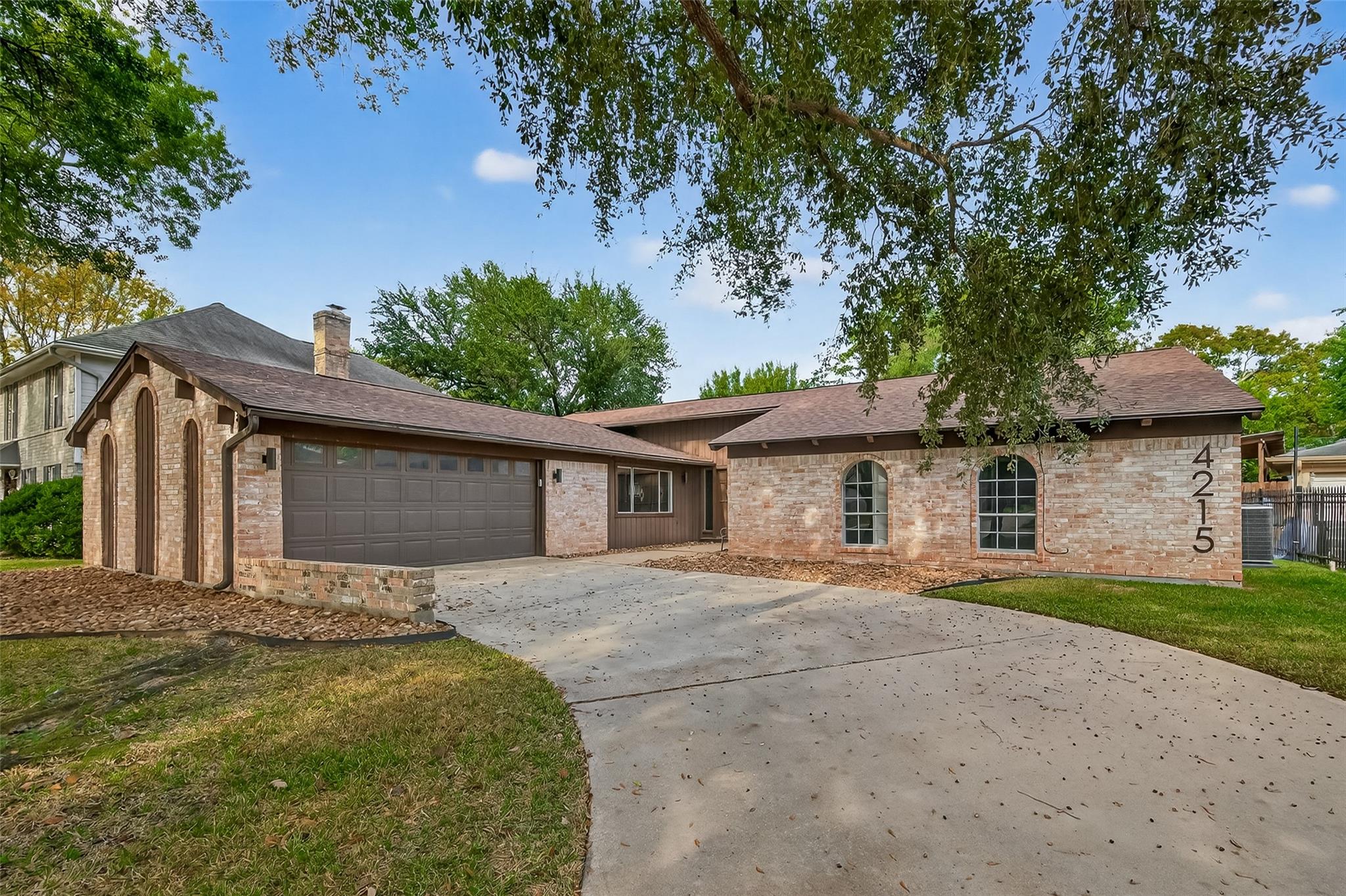 4215 Long Grove Dr, Seabrook, TX 77586