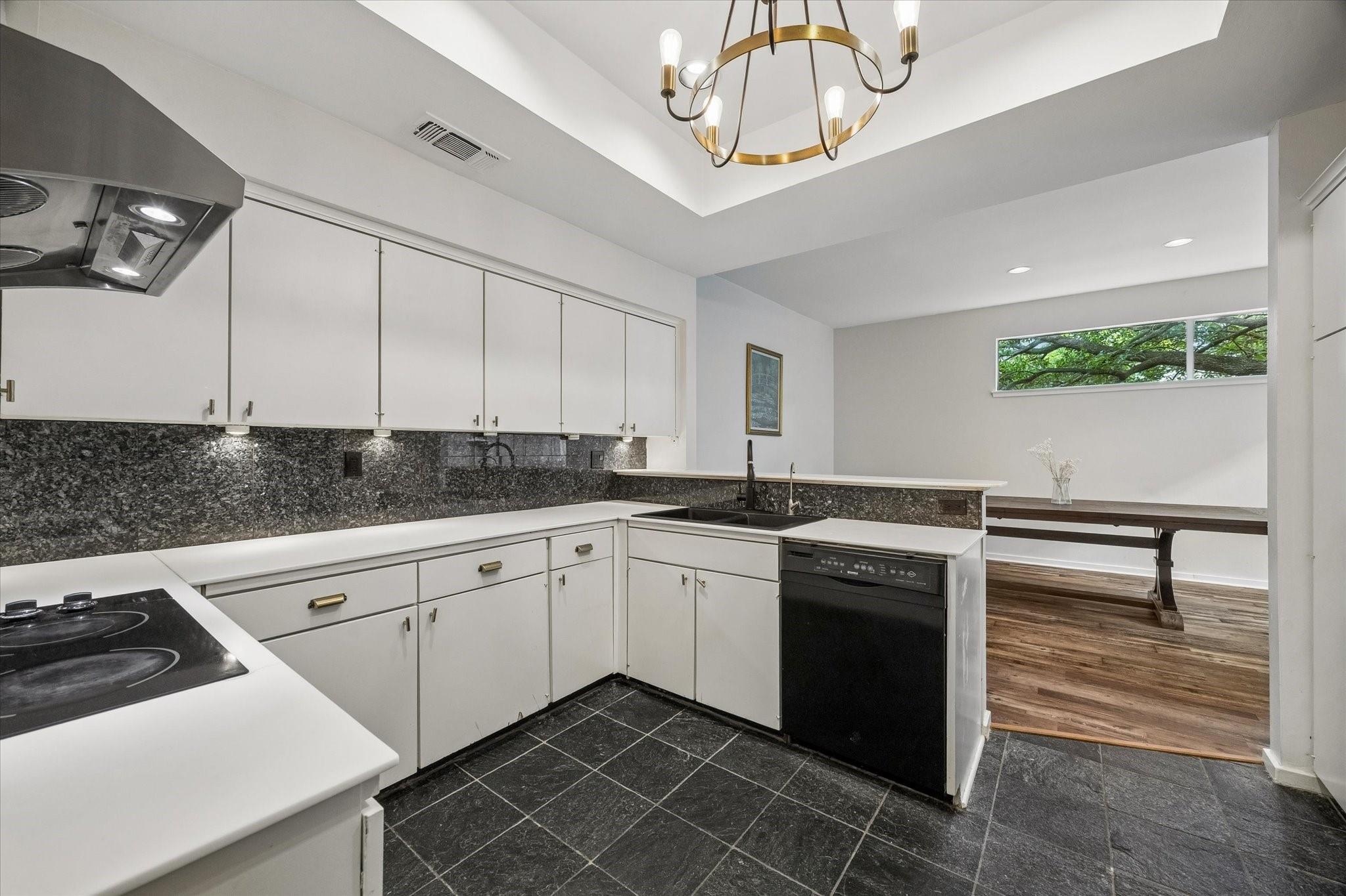 49 Litchfield Ln, Houston, TX 77024 photo