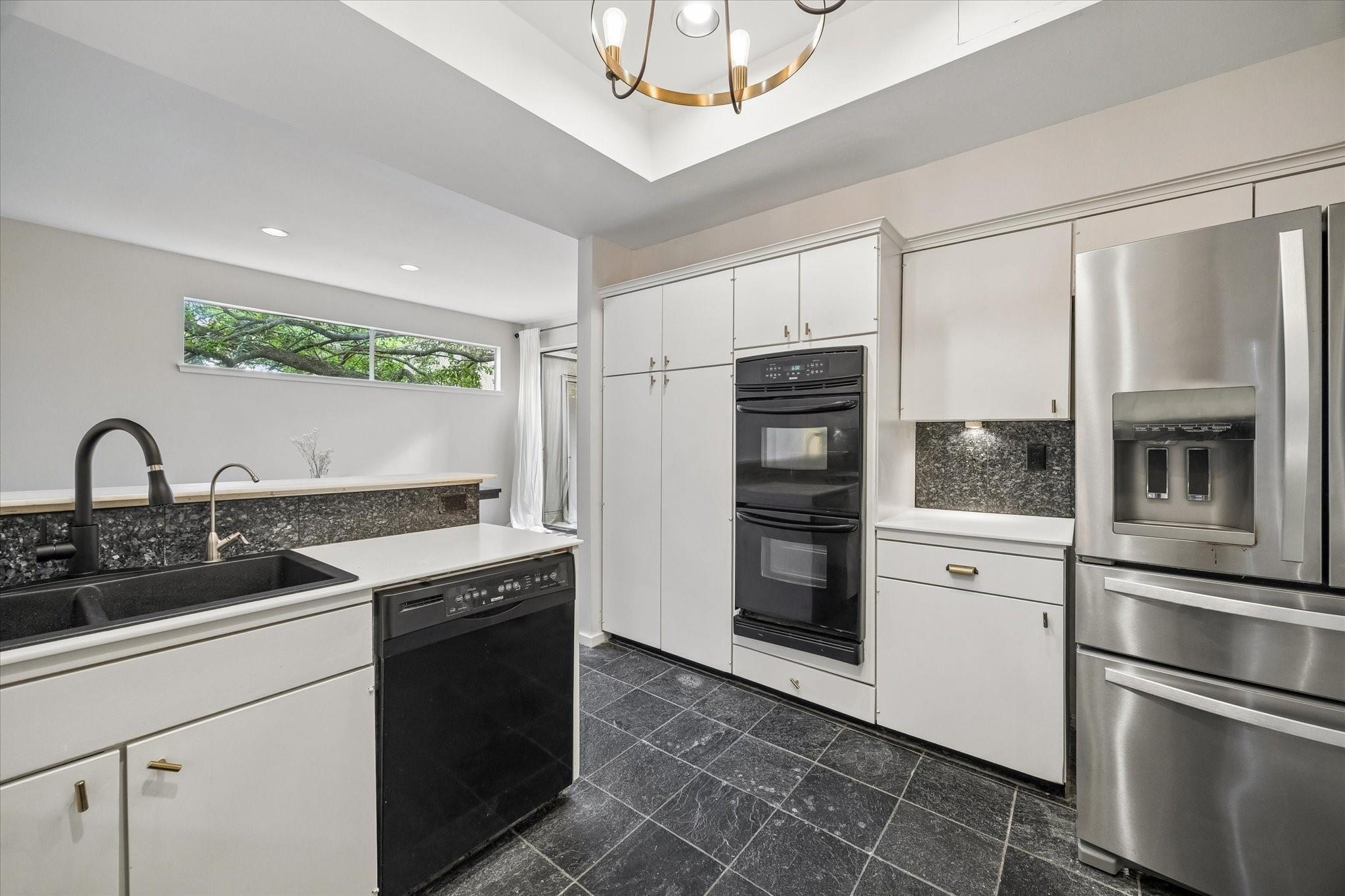 49 Litchfield Ln, Houston, TX 77024 photo