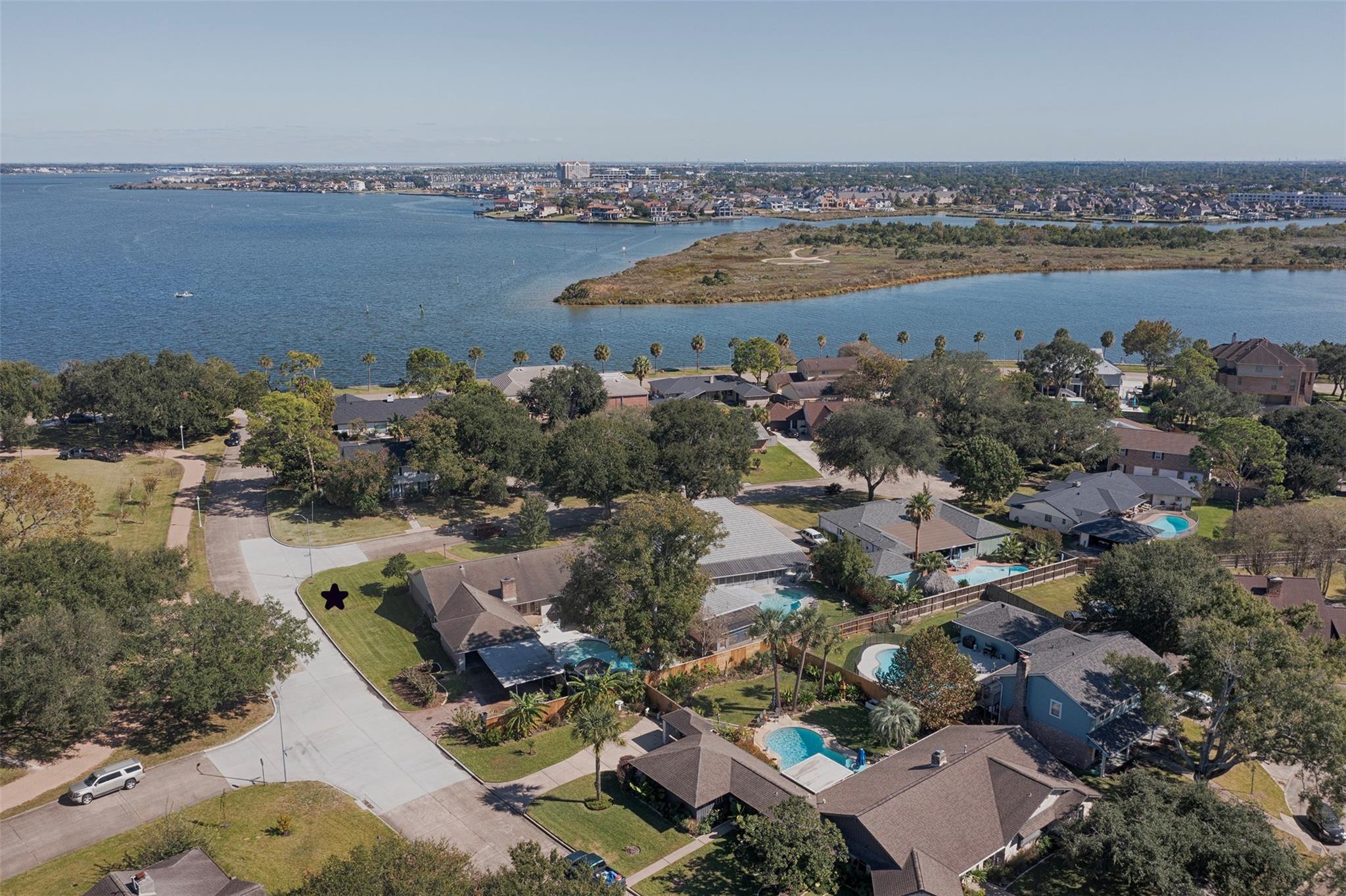 18502 Vinland Dr, Nassau Bay, TX 77058