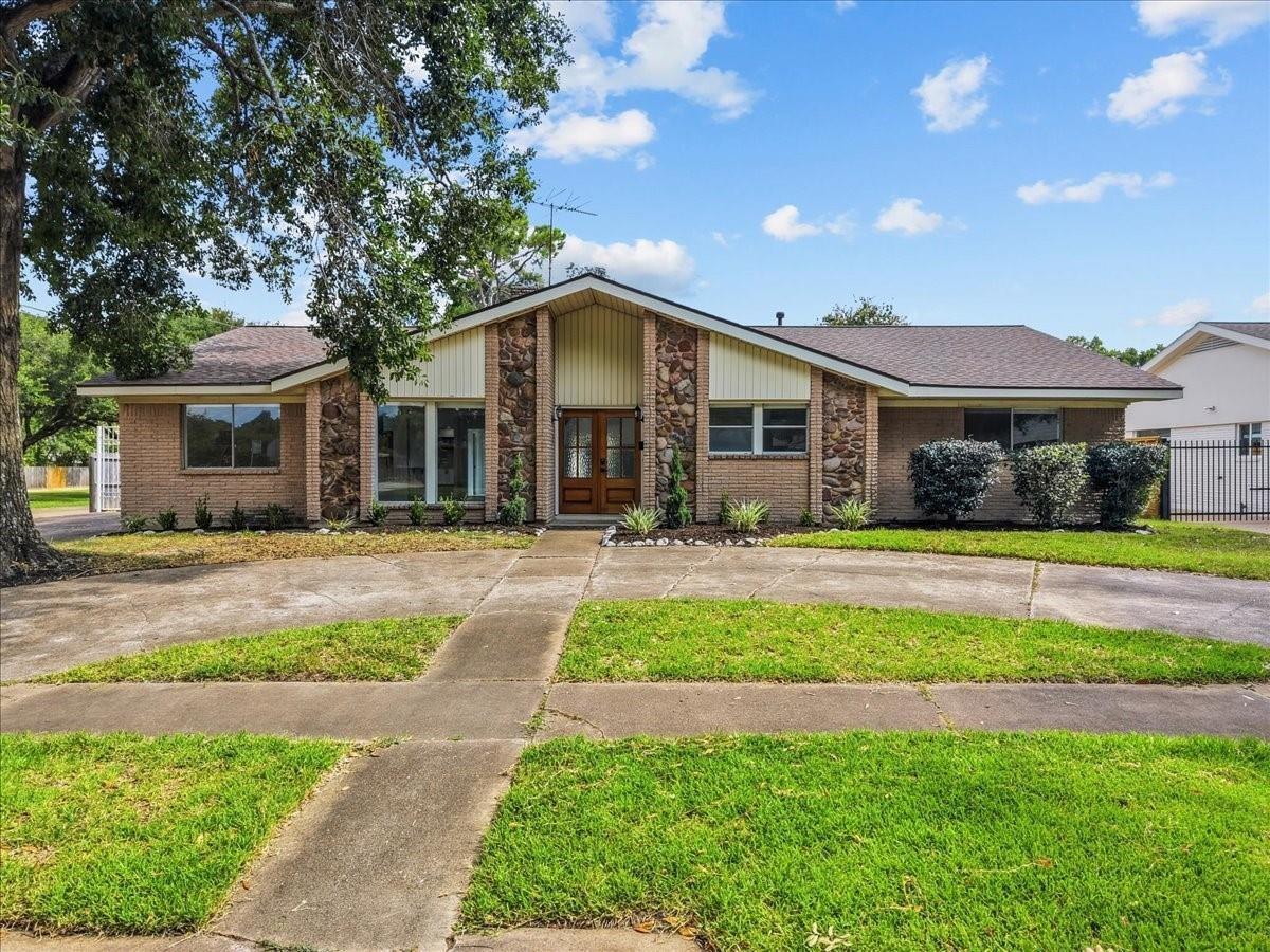 5762 Birdwood Rd, Houston, TX 77096