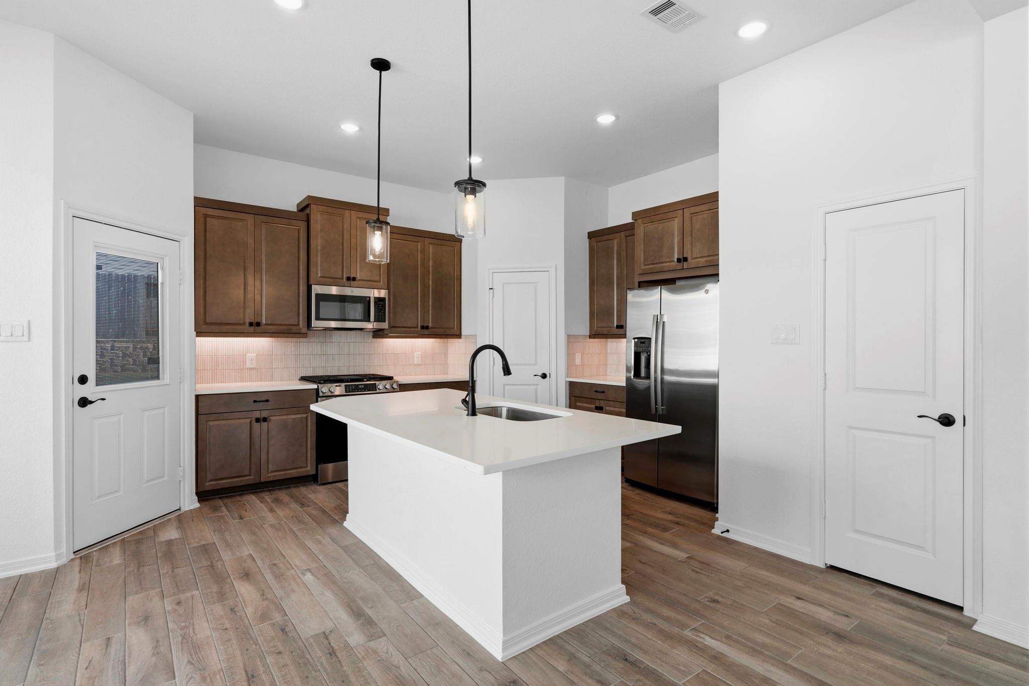 110 W Coralburst Loop, Montgomery, TX 77316 photo