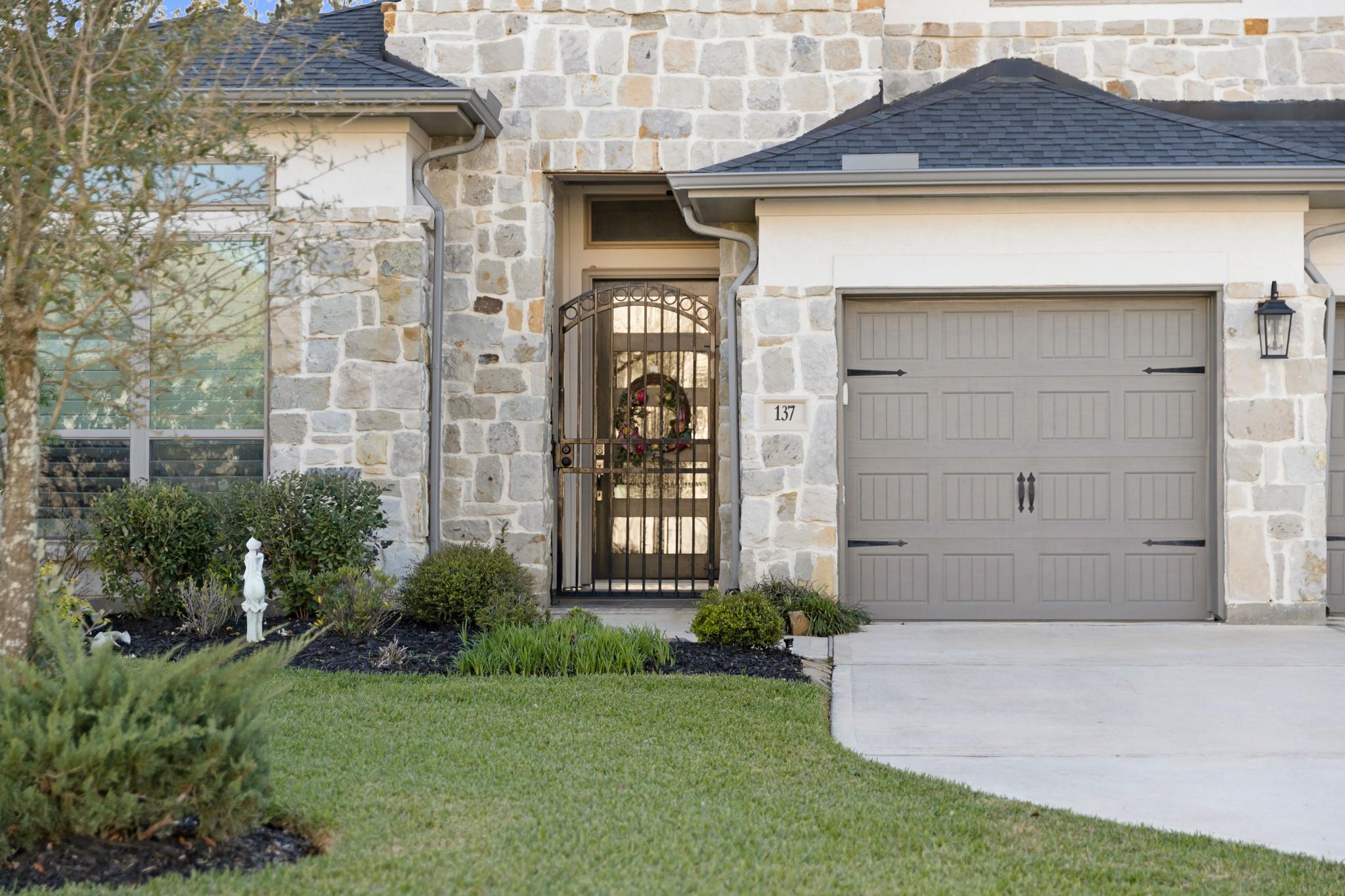 137 Sweeping Valley Dr, Montgomery, TX 77316 photo