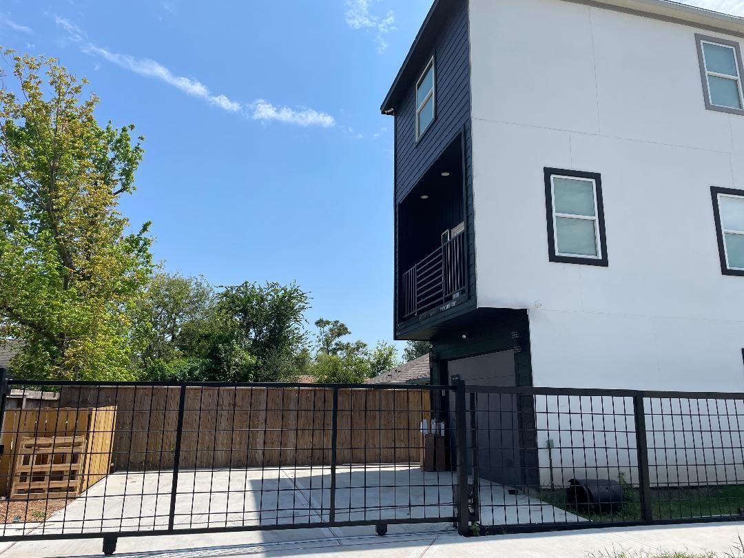 201 E 37 St, Houston, TX 77018 photo