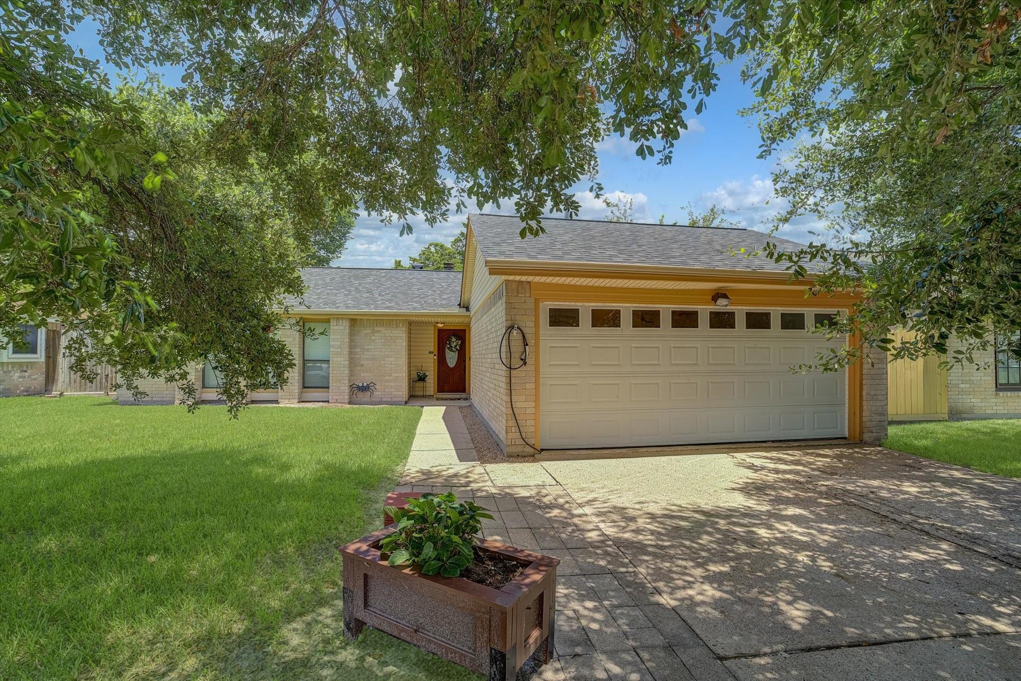 742 Sugar Hill Dr, La Porte, TX 77571