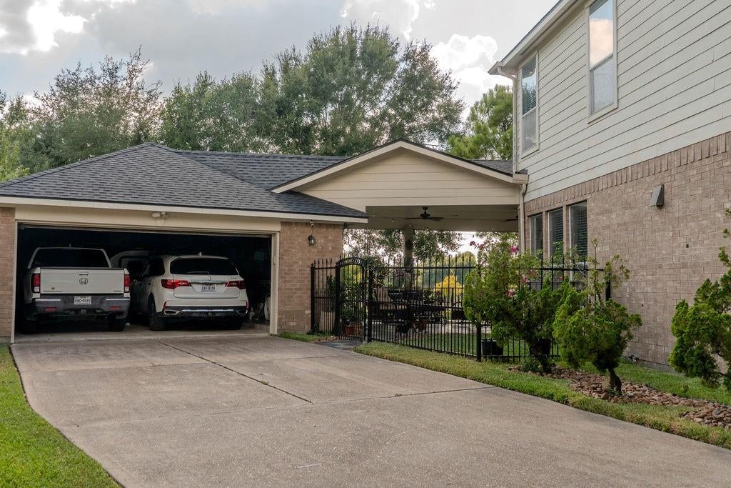 2010 Mountain Creek St, Pearland, TX 77584 photo