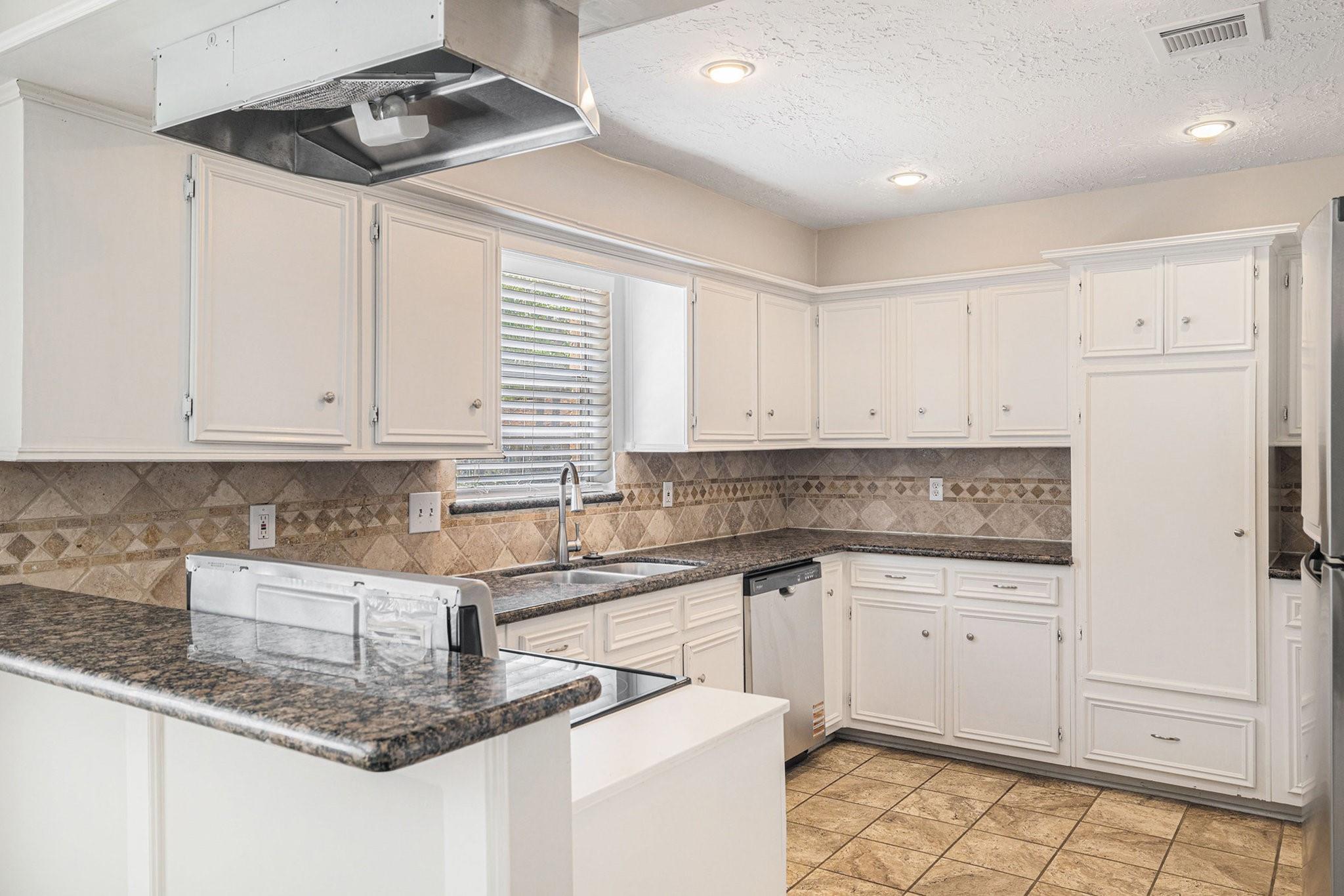 543 Cane River Ln, Conroe, TX 77302 photo