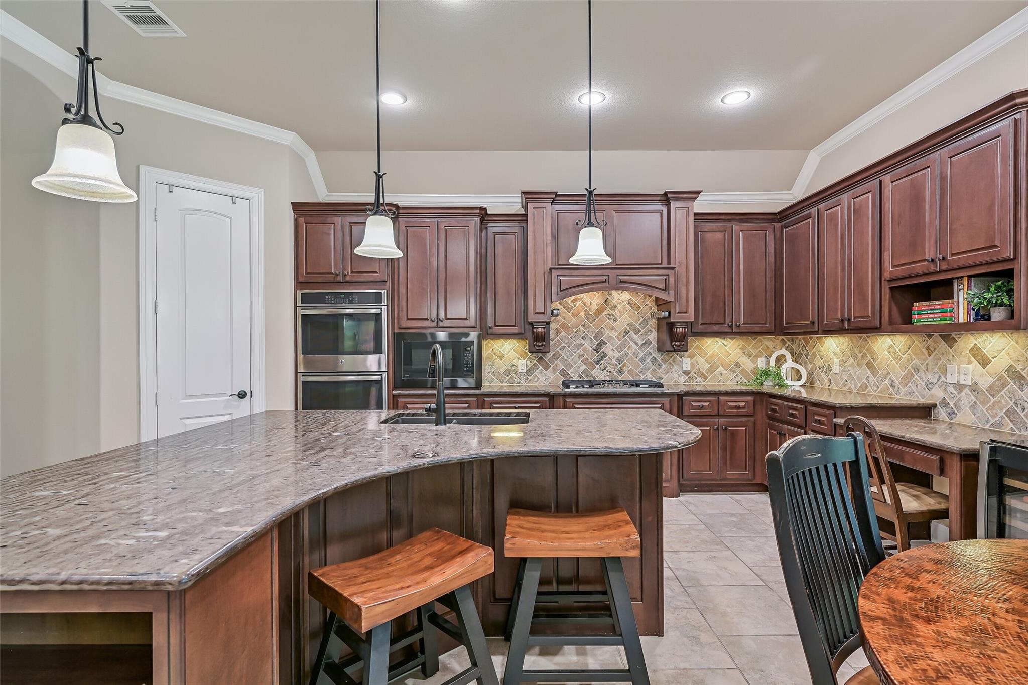 1017 Bolivar Point Ln, Friendswood, TX 77546 photo