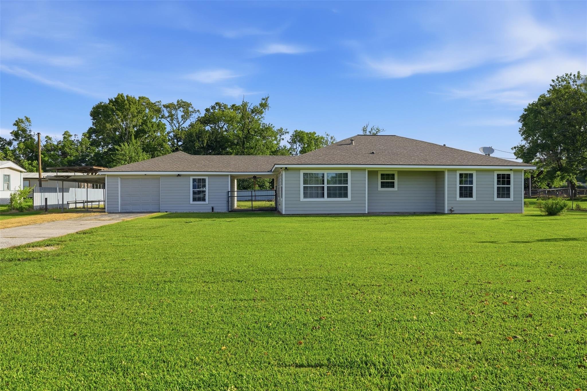 212 Jones Rd, Highlands, TX 77562