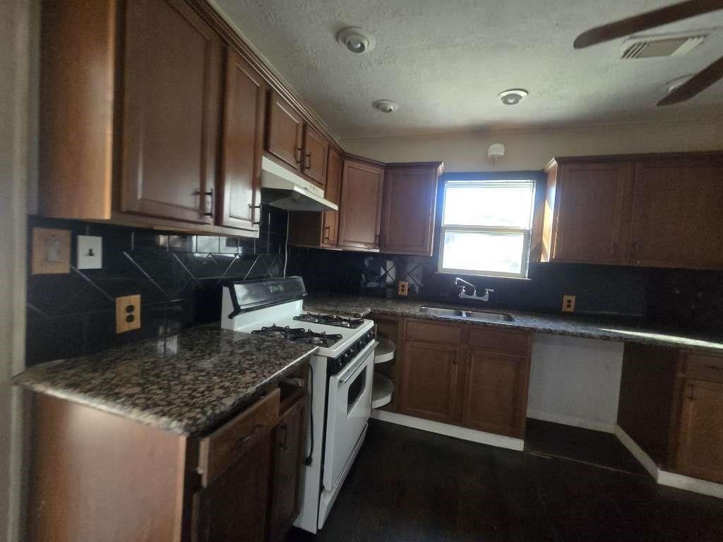 600 E Fayle St, Baytown, TX 77520 photo