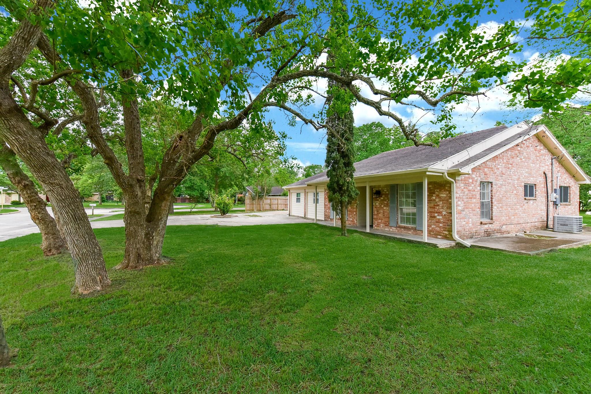 18610 Anne Dr, Webster, TX 77058 photo